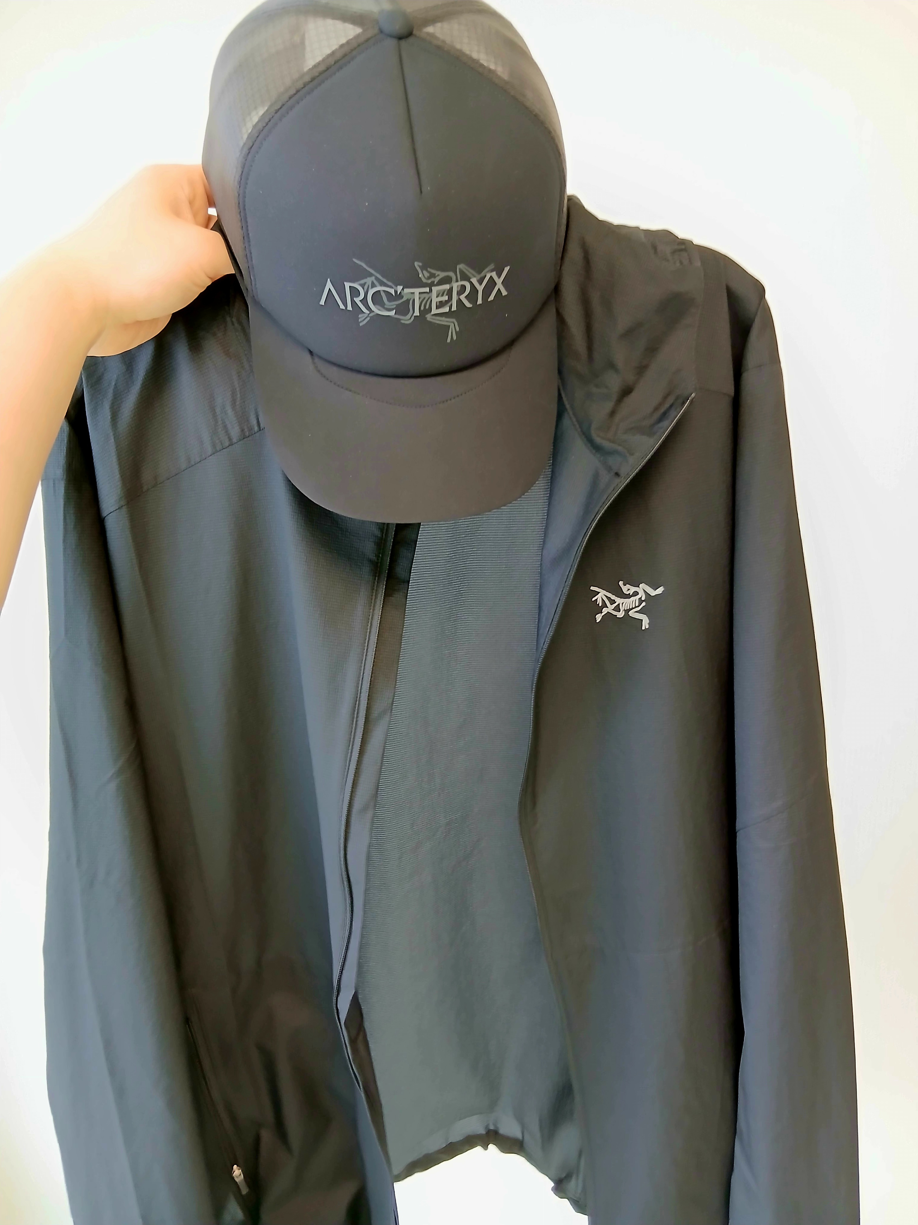 Arc'teryx Bird Word Trucker Hat Black Cloud, Arc'teryx Incendo Airshell Hoody Black 착용 스타일 - 2