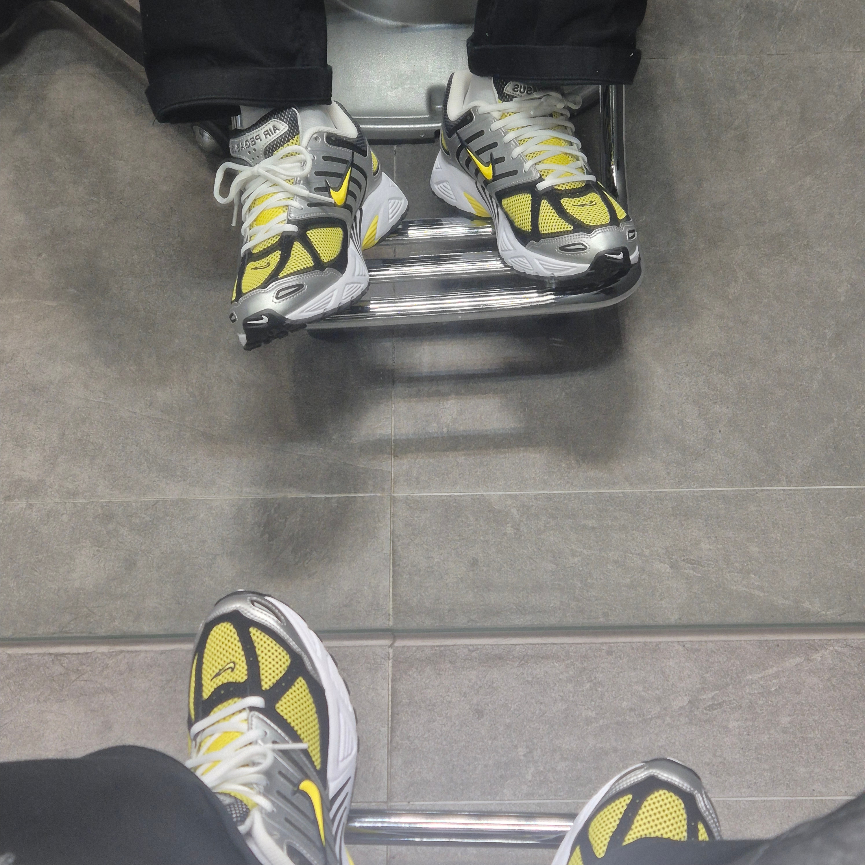 (W) Nike Air Pegasus 2K5 Metallic Silver and Opti Yellow 착용 스타일