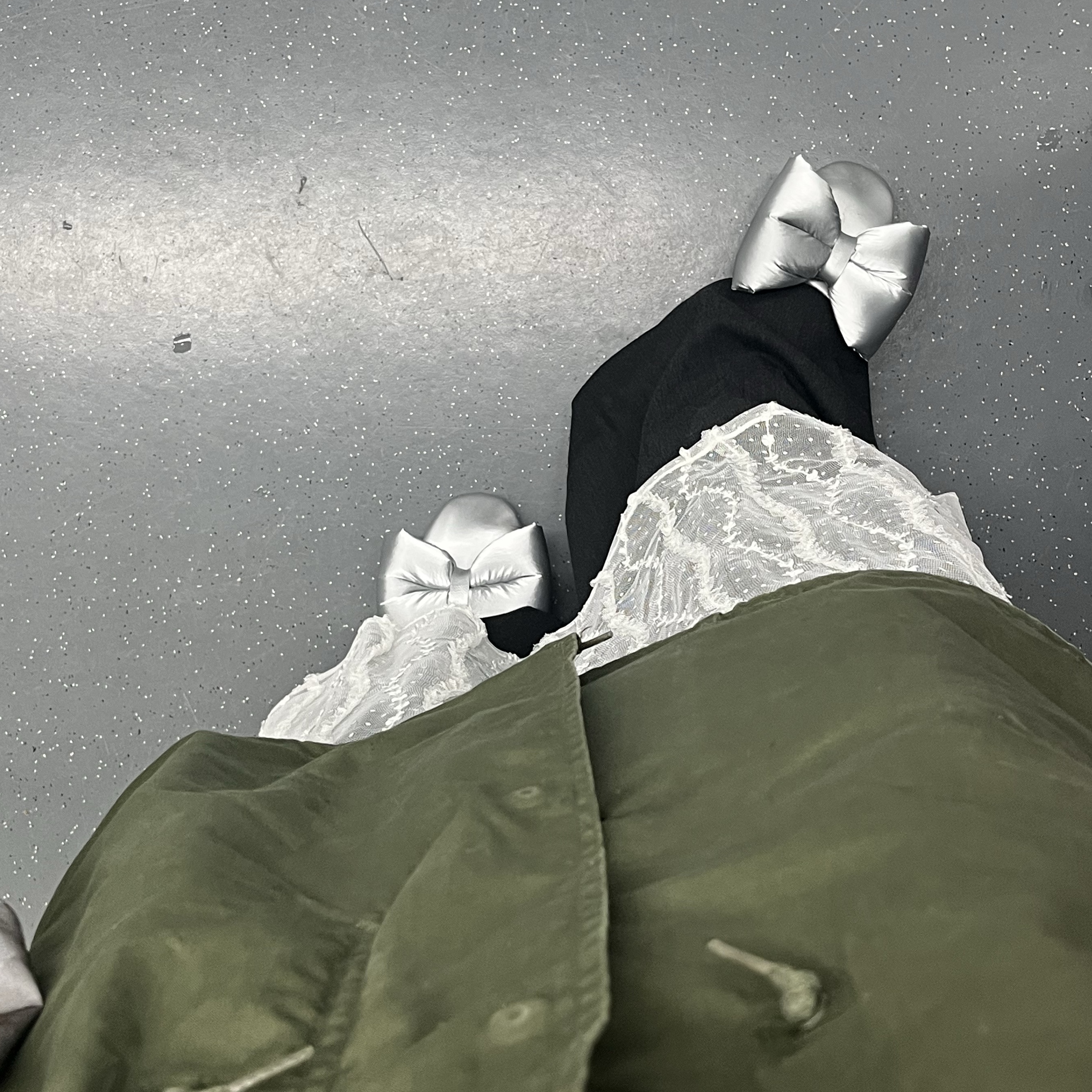 Mischief Project Mago Organza Layered 3M Sling Bag Grey 착용 스타일 - 3