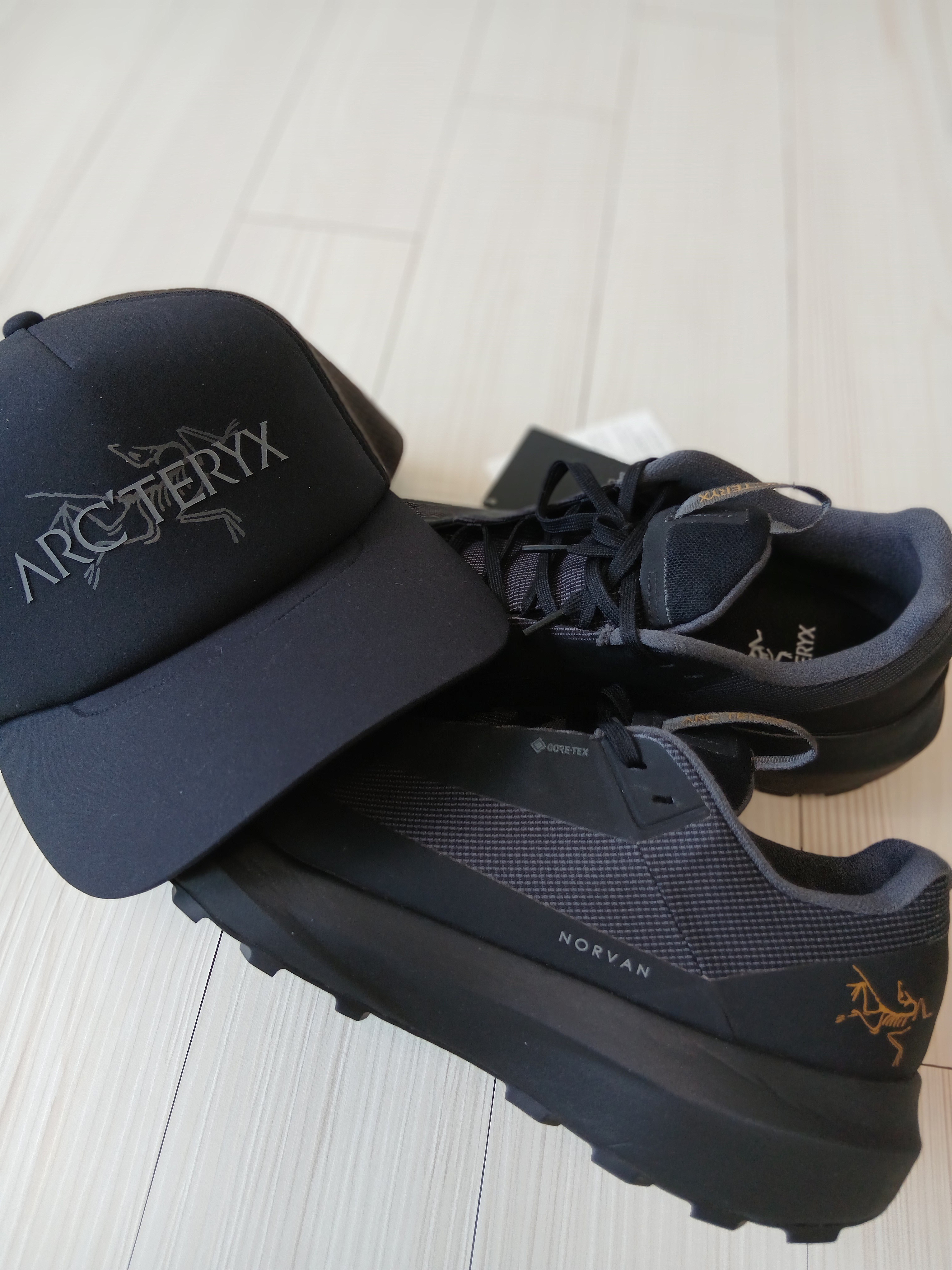 Arc'teryx Bird Word Trucker Hat Black Cloud, Arc'teryx Norvan Shorts 5 Inch Black 착용 스타일 - 3