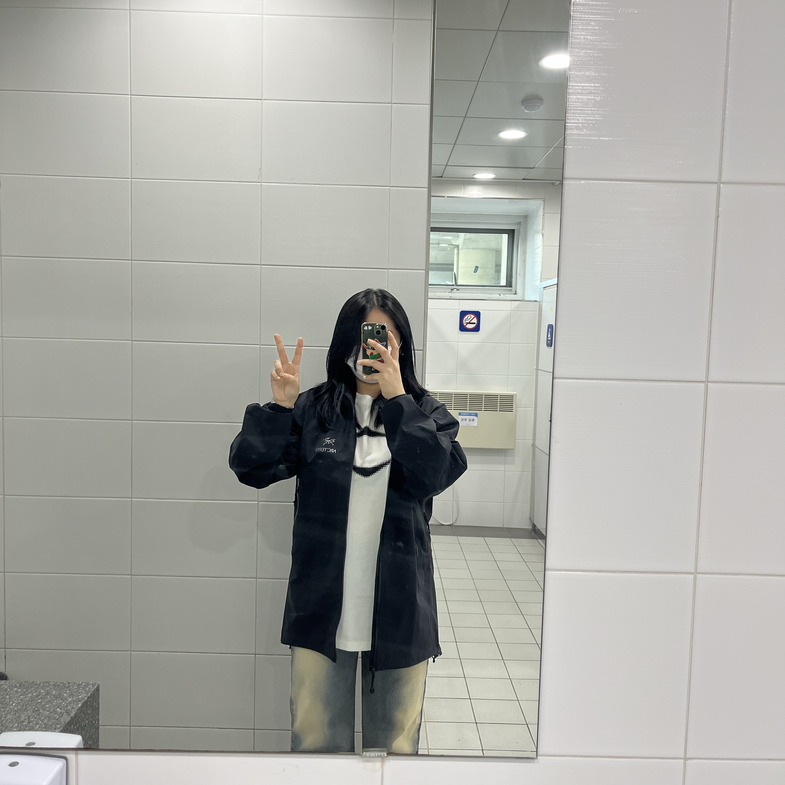 Arc'teryx Beta LT Jacket Black, (W) Mischief Rhombus T-Shirt White 착용 스타일