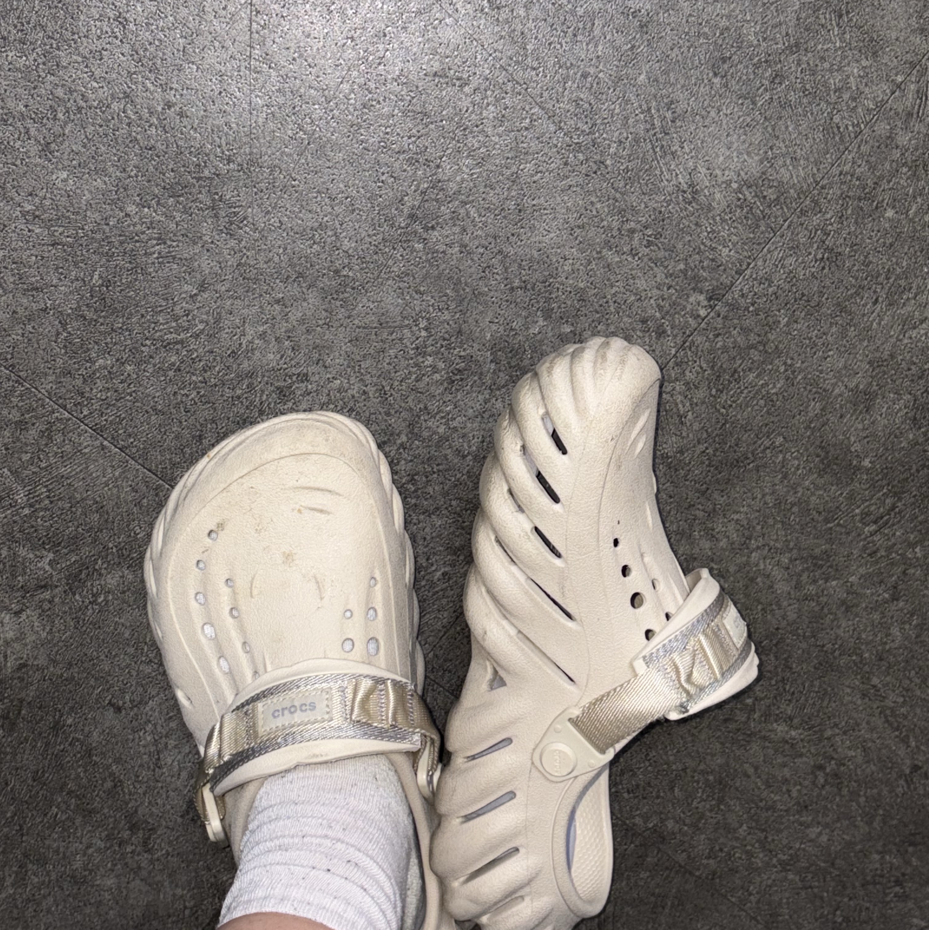 Crocs Echo Clog Stucco 착용 스타일