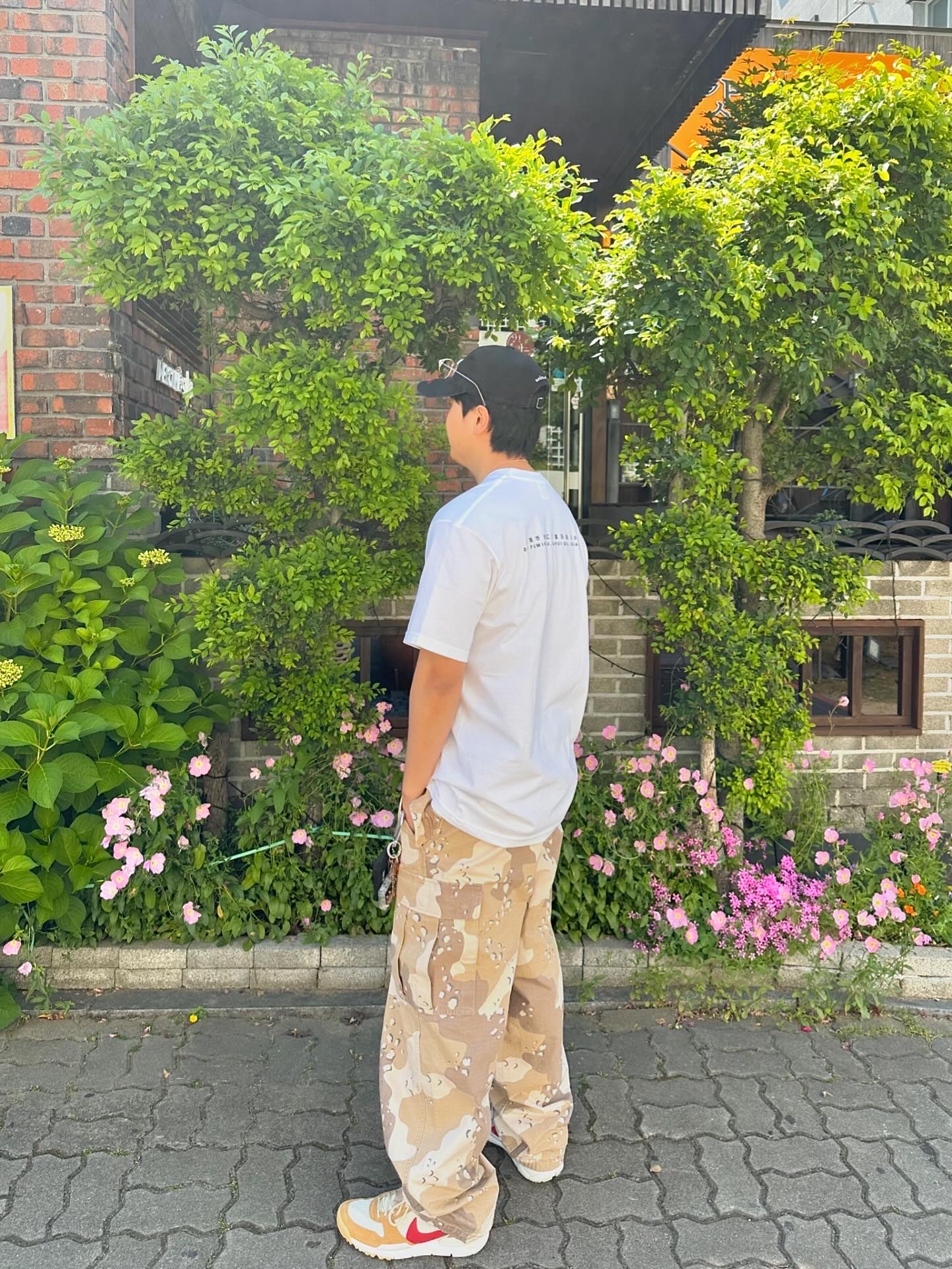 Supreme Shanghai Box Logo T-Shirt White - 24SS, Stussy Ripstop Military Cargo Pants Desert Camo 착용 스타일 - 2