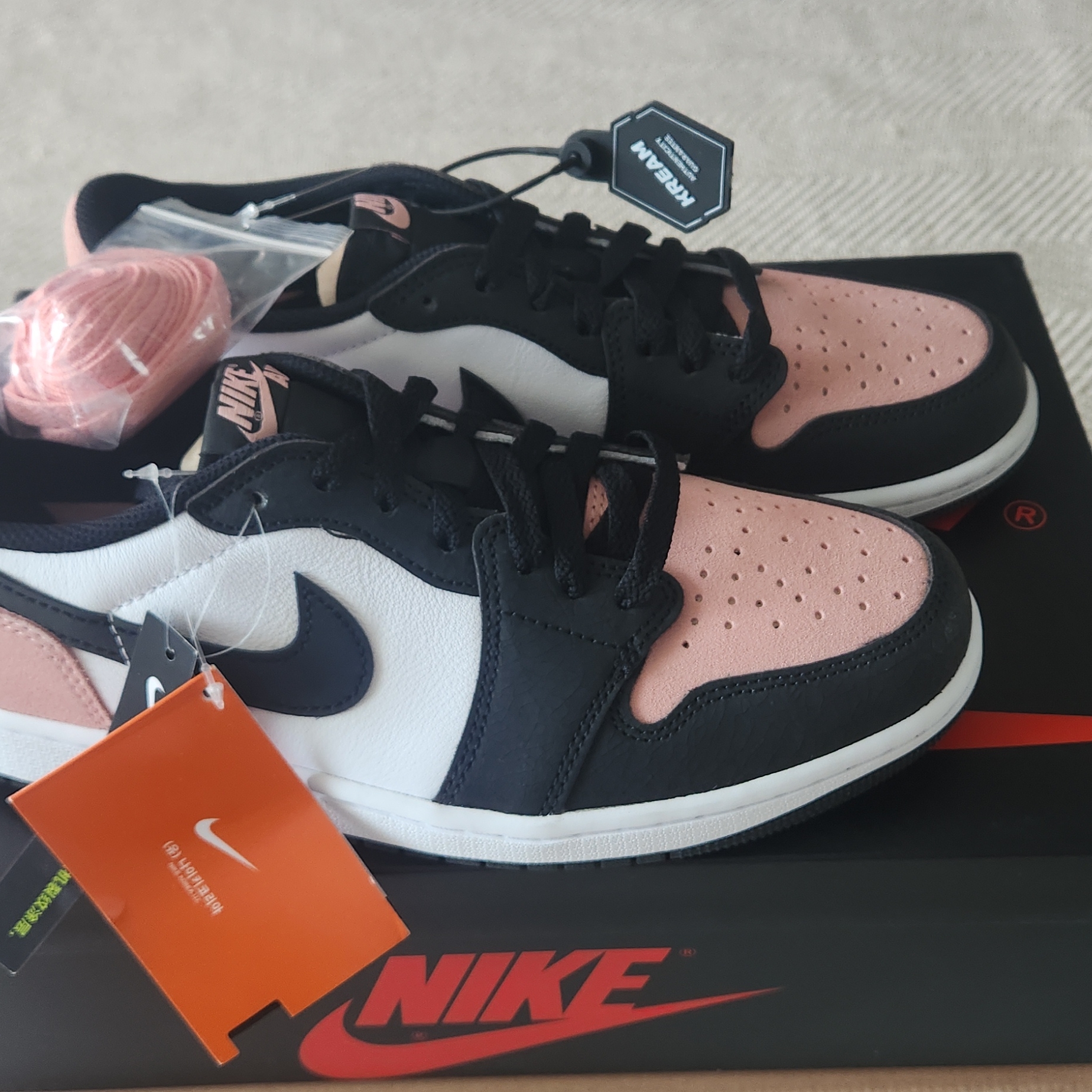 Jordan 1 Retro Low OG Bleached Coral 착용 스타일 - 2