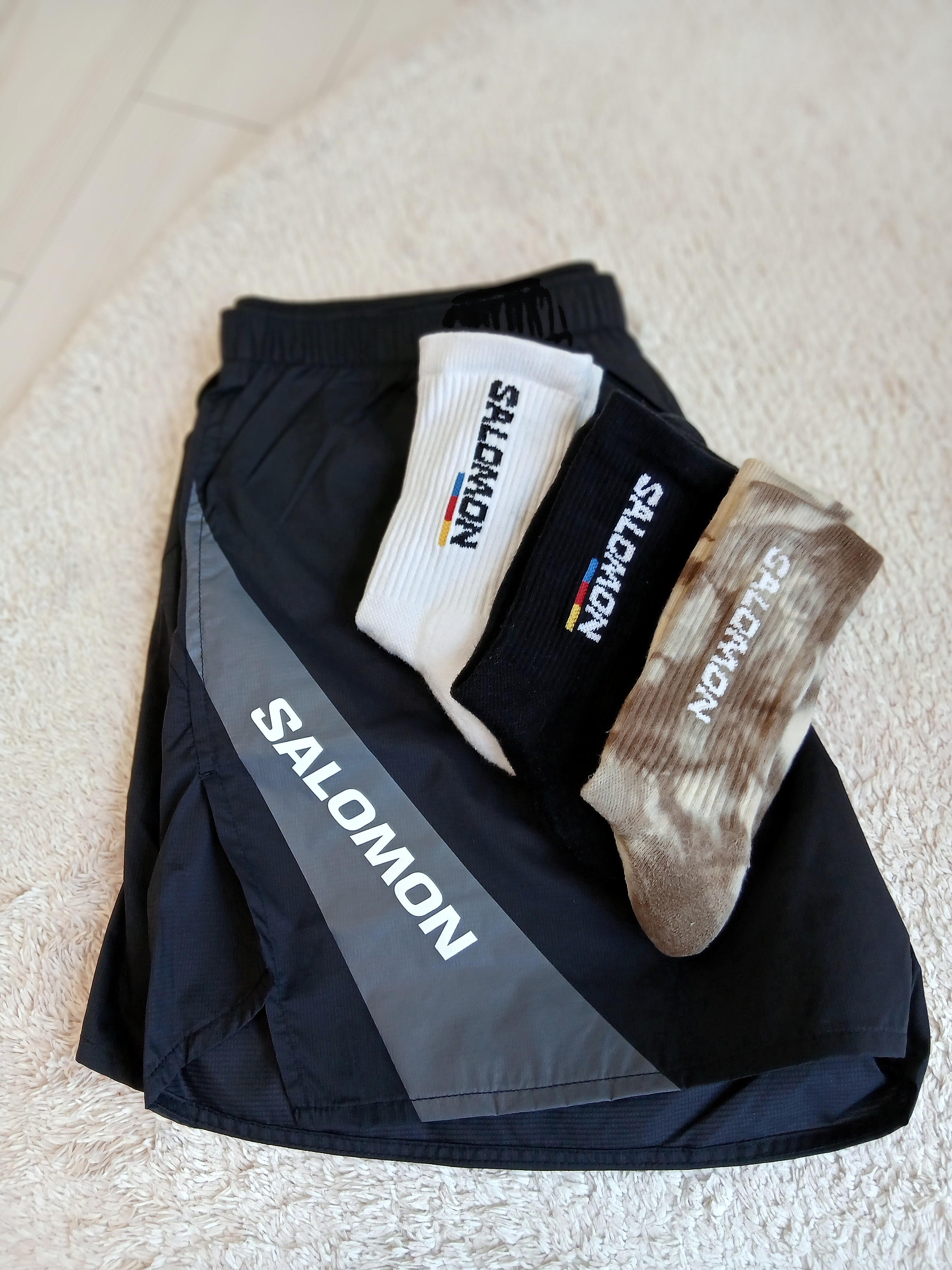 Salomon Everyday Crew Socks White (3 Pack), Salomon Everyday Low Socks Black (3 Pack) 착용 스타일 - 1
