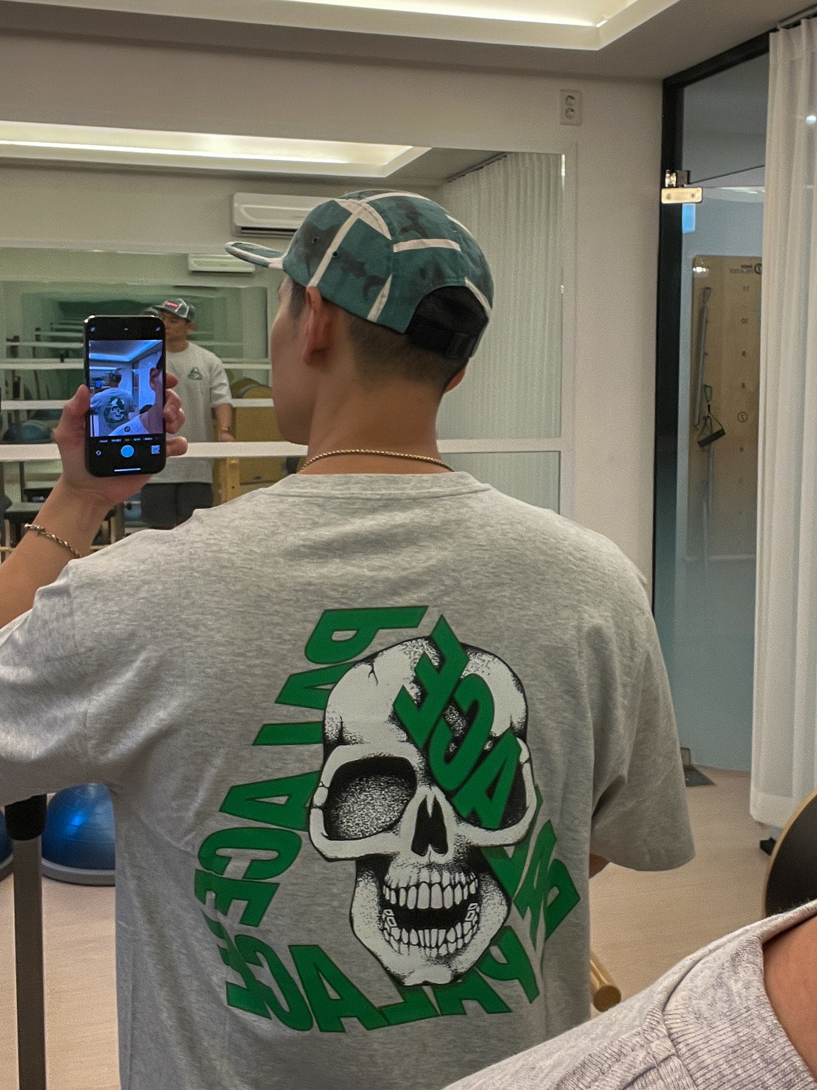 Supreme x Damien Hirst Camp Cap White - 25SS, Palace P3 Skull T-Shirt Grey Marl - 25SS 착용 스타일