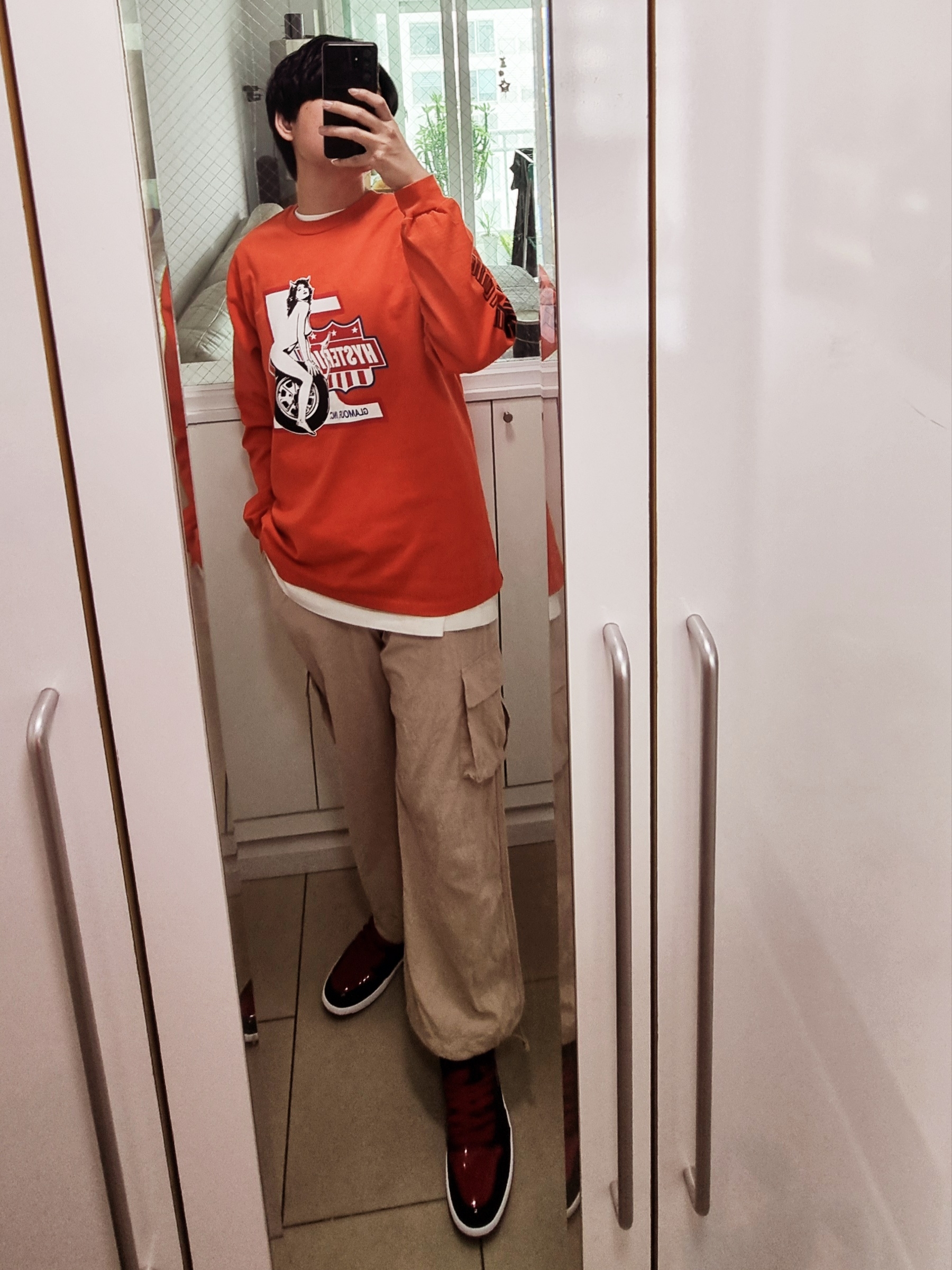 Hysteric Glamour HG. INC. T-Shirt Orange, Jordan 1 Retro High OG Patent Bred 착용 스타일 - 1