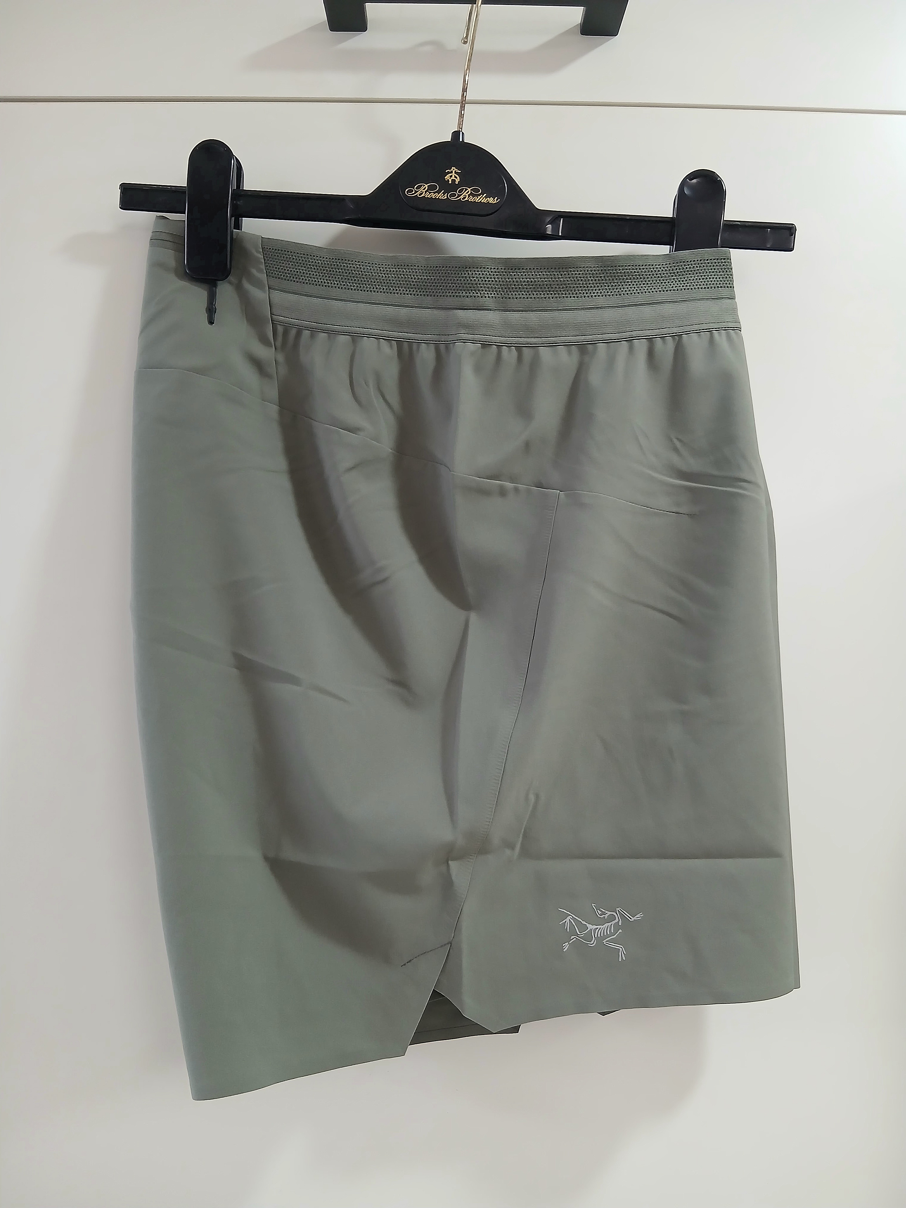 Arc'teryx Bird Word Trucker Hat Black Cloud, Arc'teryx Norvan Shorts 5 Inch Black 착용 스타일 - 4