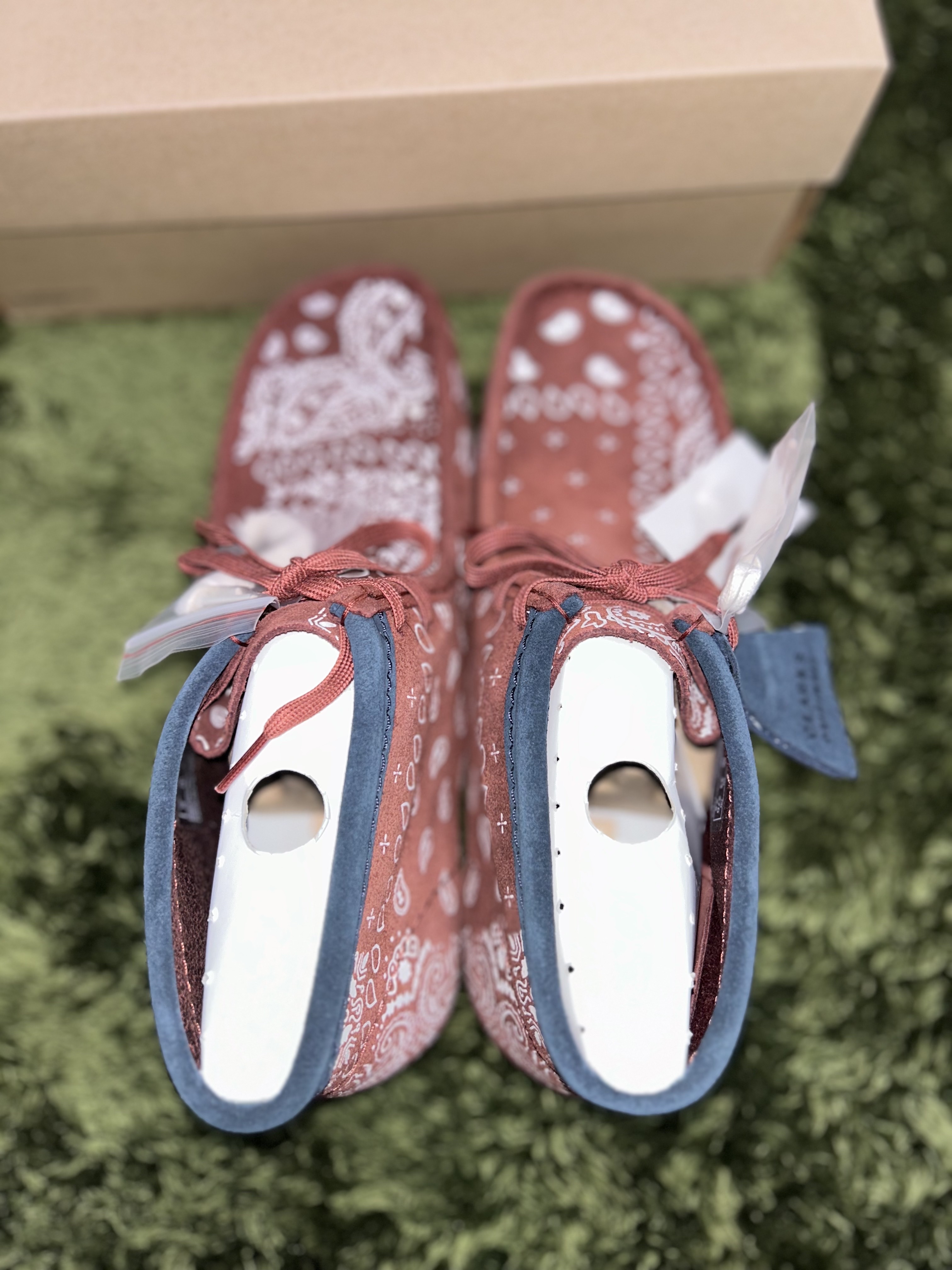 Clarks Wallabee Boots Brick Paisley 착용 스타일 - 3