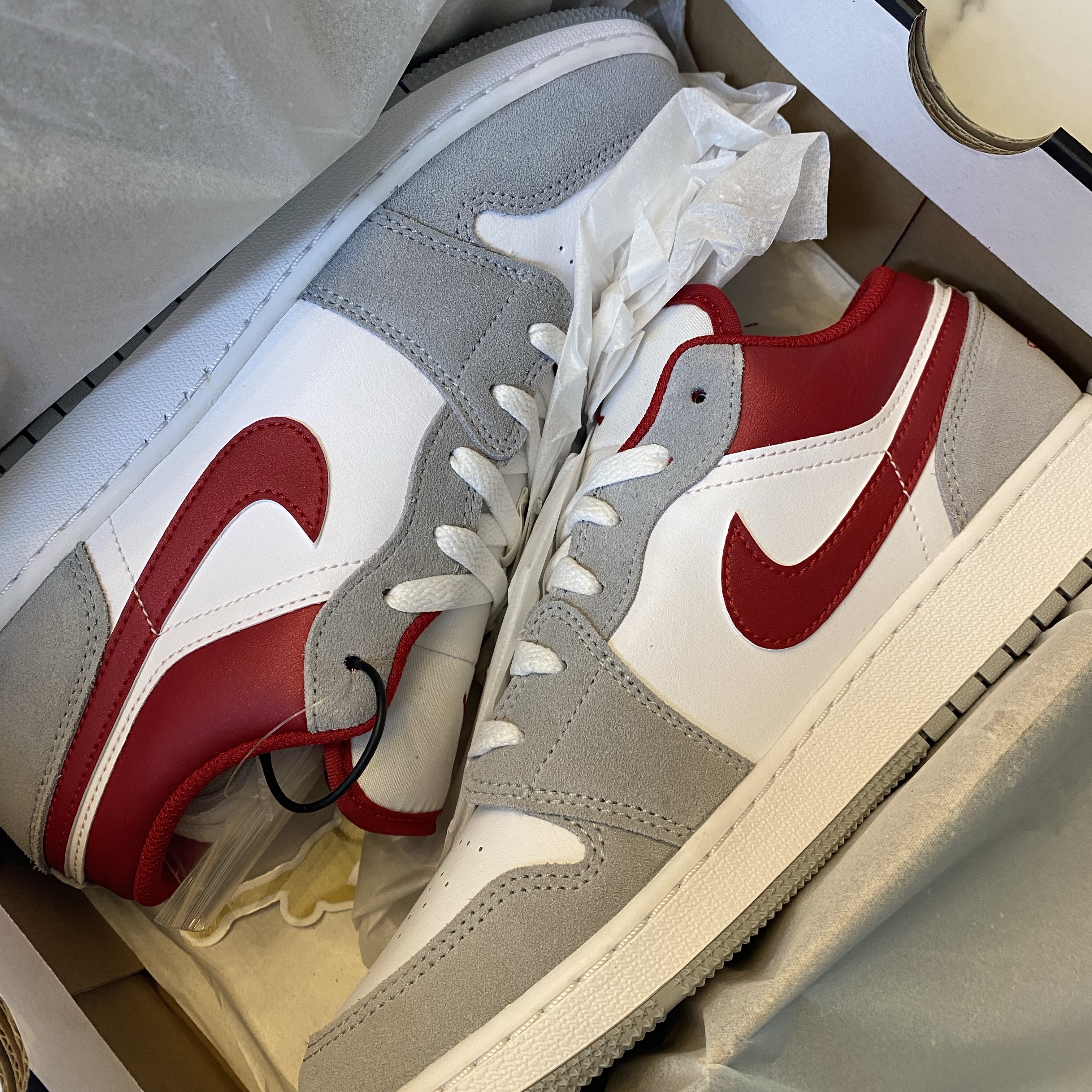 Jordan 1 Low SE Light Smoke Grey Gym Red 착용 스타일 - 1