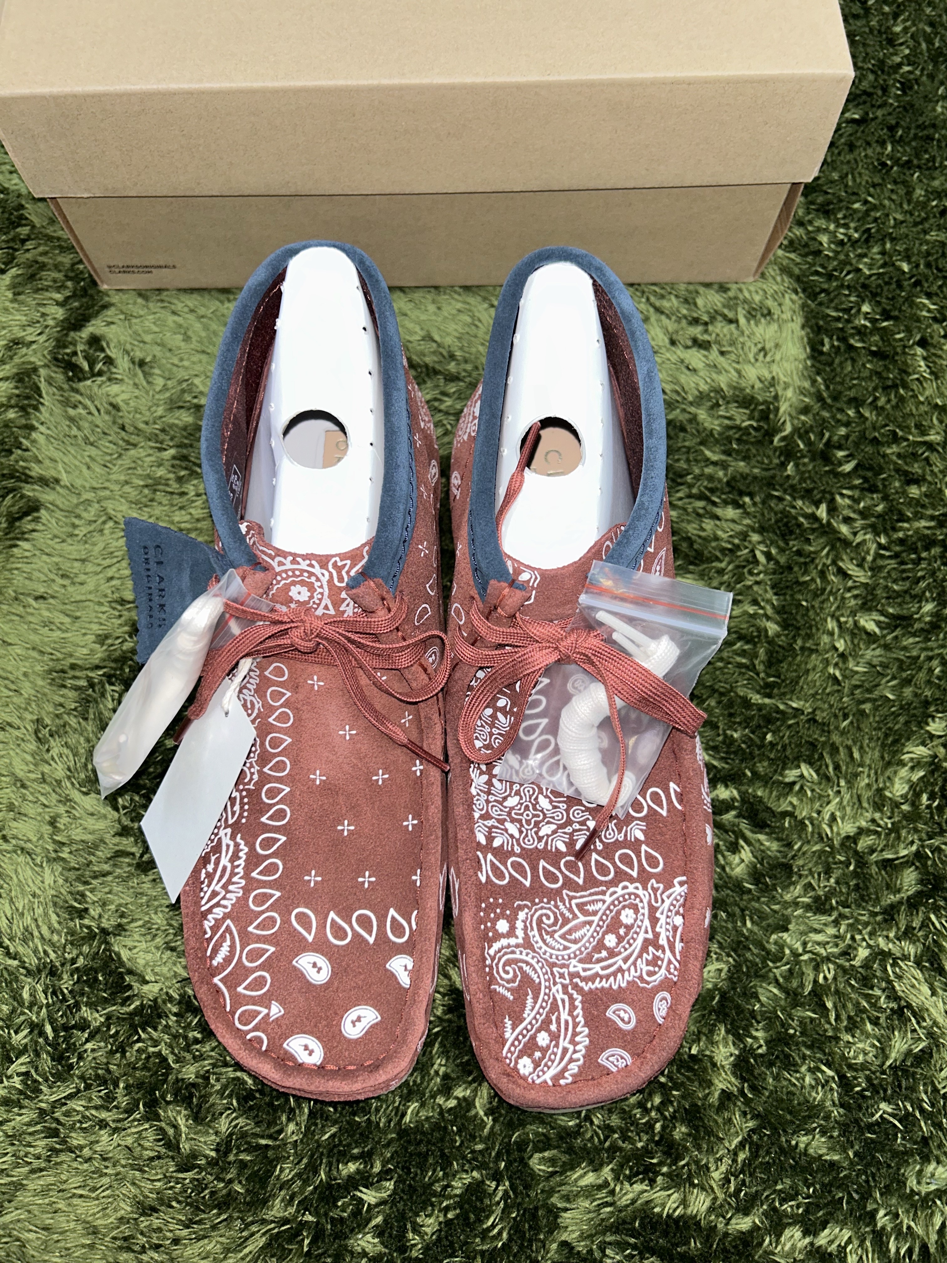 Clarks Wallabee Boots Brick Paisley 착용 스타일 - 2