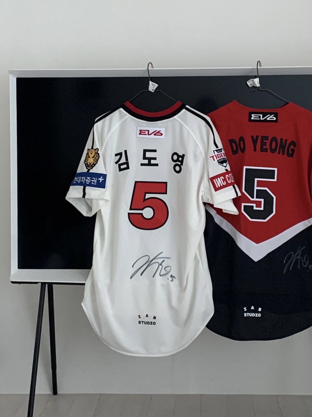 Kia Tigers x IAB Studio Authentic Alt Uniform Red Patch Ver. 1 (Non Marking Ver.), Kia Tigers x IAB Studio Icon Uniform White (Non Marking Ver.) 착용 스타일
