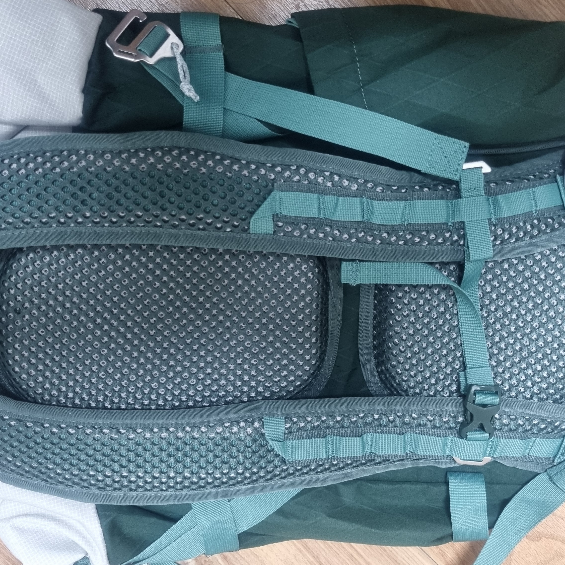 Nike ACG Aisen Daypack 32L Vintage Green Light Iron Ore 착용 스타일 - 1