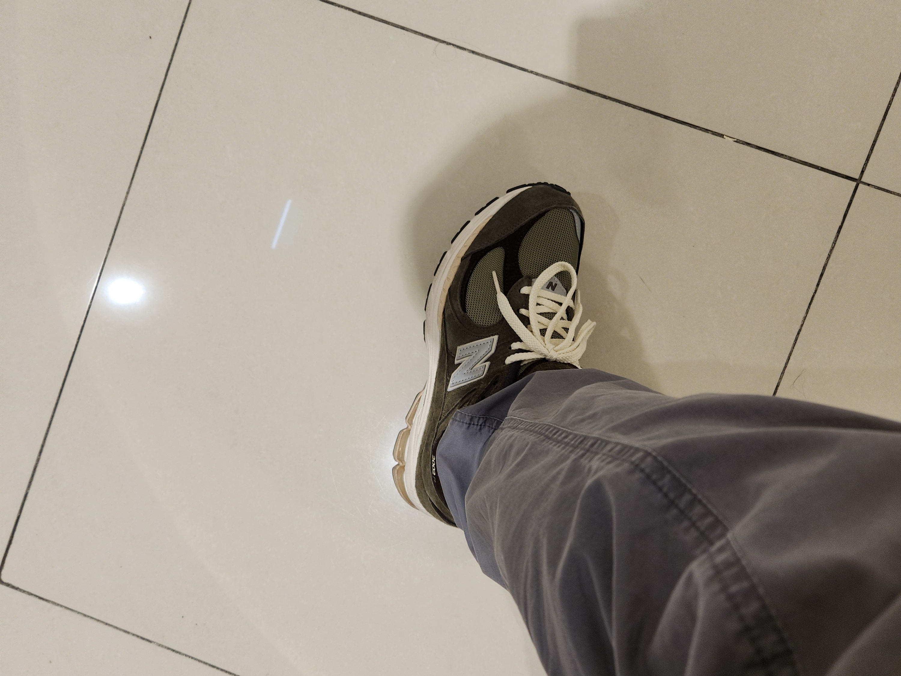 New Balance 2002R Special Vintage Khaki 착용 스타일