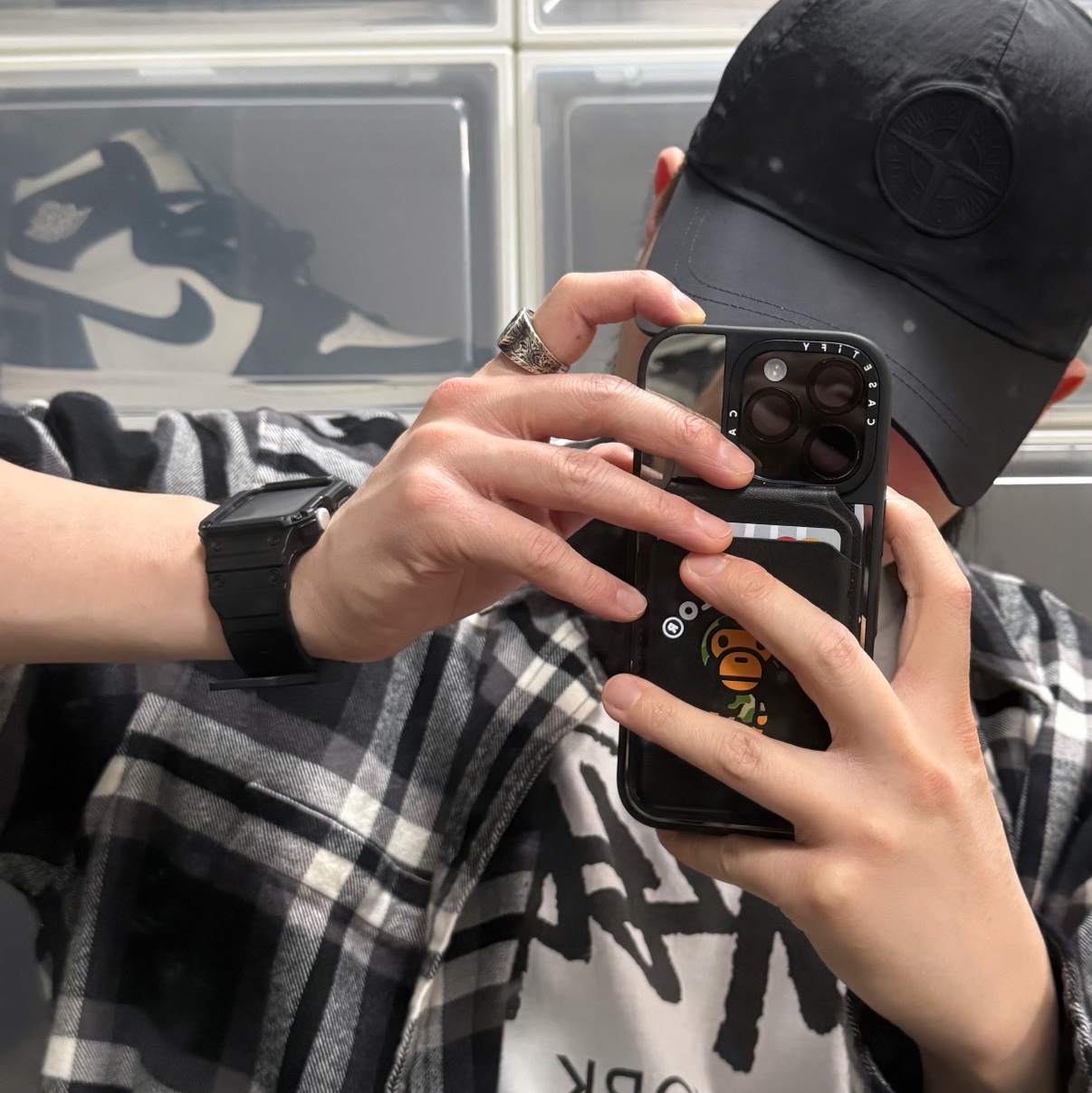 BAPE Baby Milo MagSafe Card Holder Black, Stussy World Tour T-Shirt White 착용 스타일
