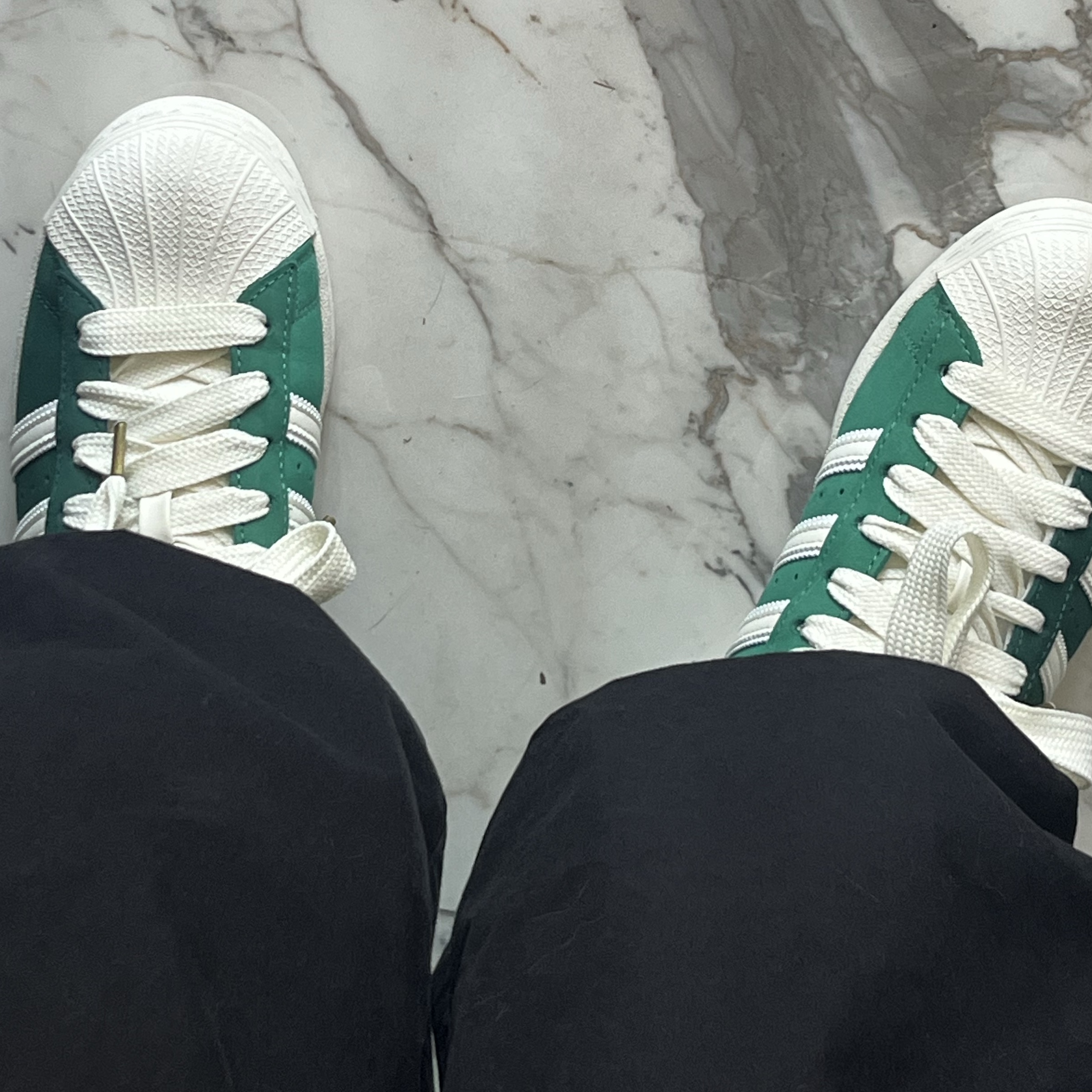 Adidas Superstar Dark Green Core White 착용 스타일 - 2