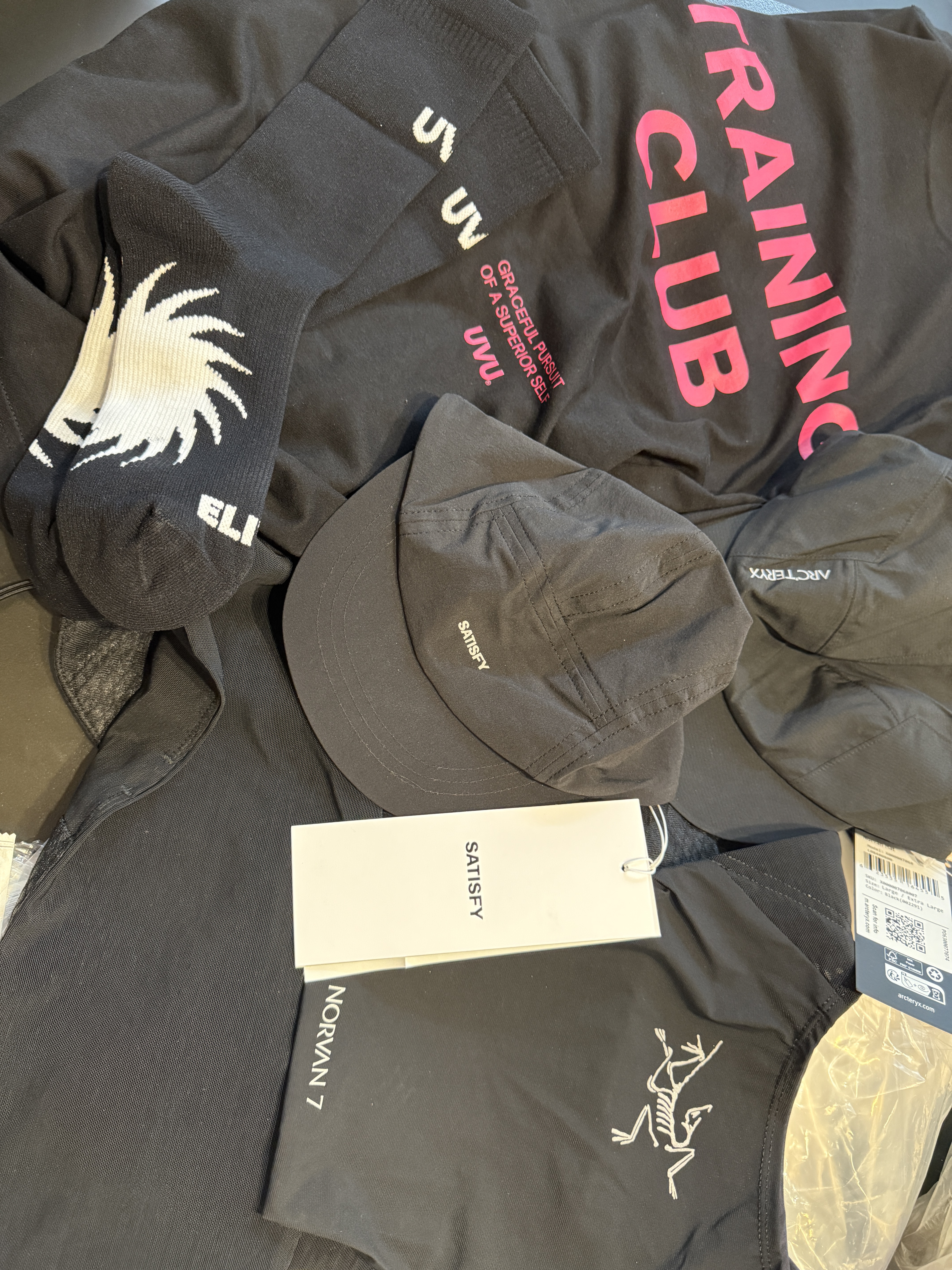 UVU Training Club T-Shirt Black Pink, UVU Running Sock Black 착용 스타일