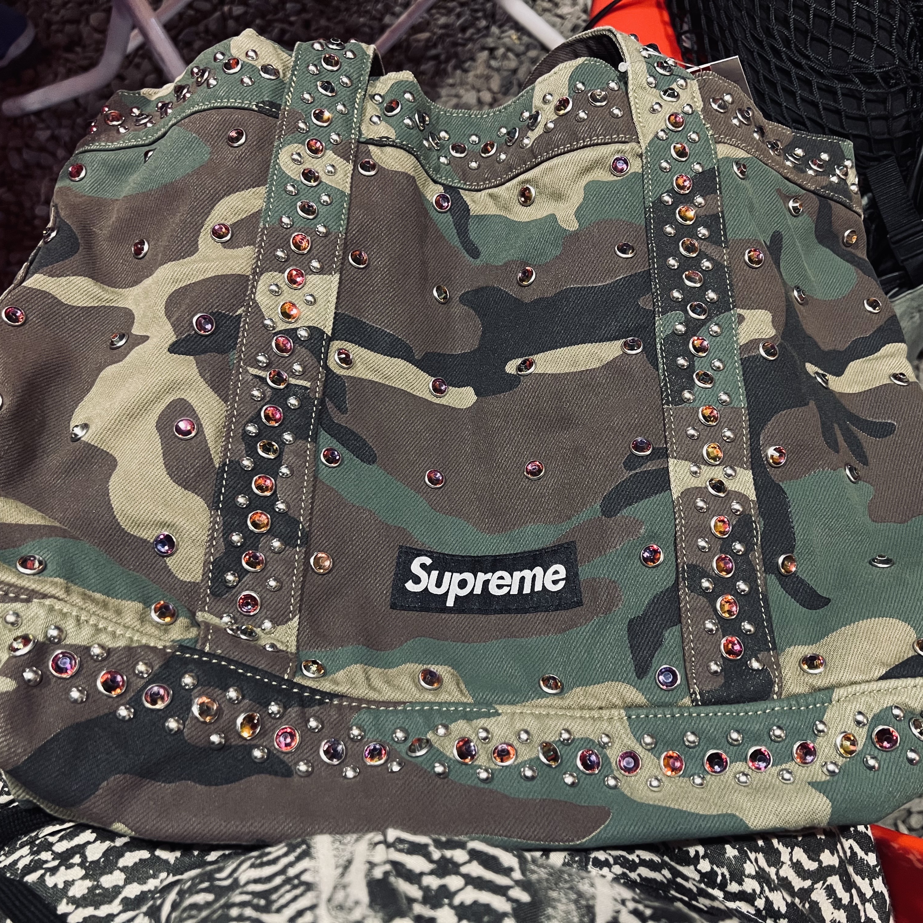 Supreme x B.B. Simon Denim Tote Bag Woodland Camo - 25SS, Supreme Military Camp Cap Olive - 25SS 착용 스타일 - 2