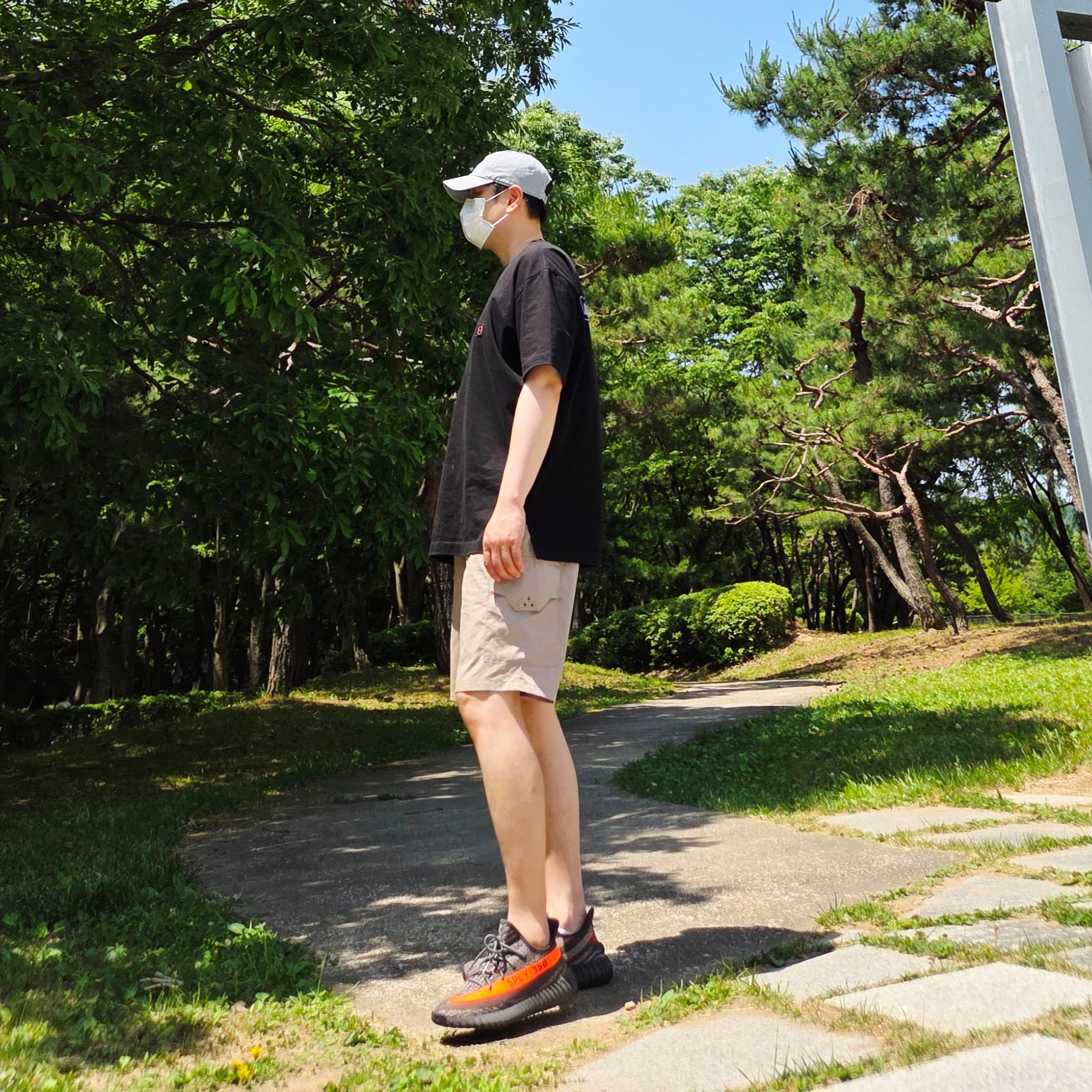Adidas Yeezy Boost 350 V2 Carbon Beluga, Nike Heritage 86 Futura Washed Cap Particle Grey 착용 스타일 - 3