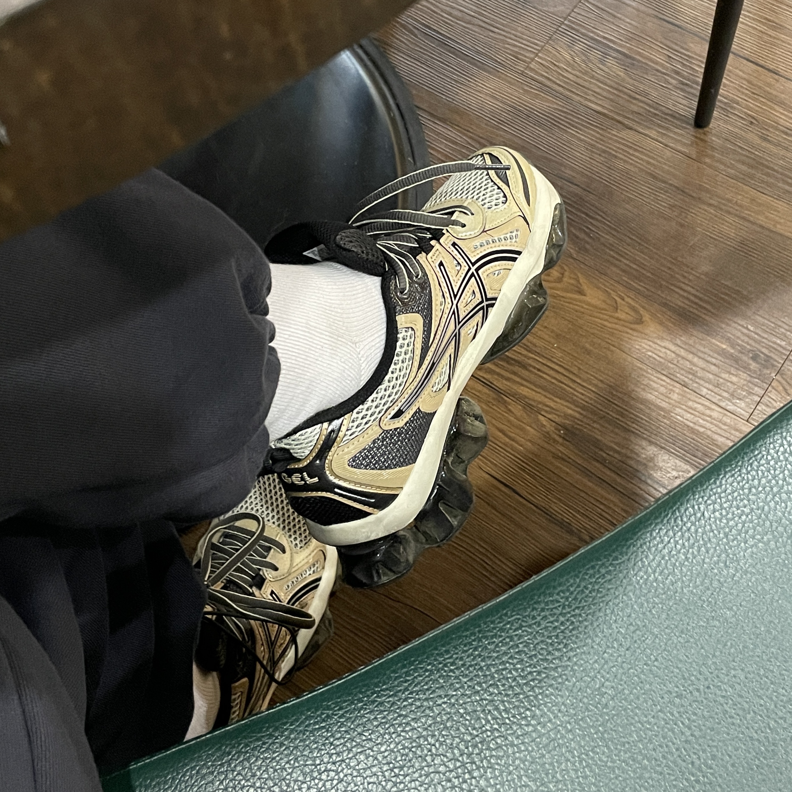 Asics Gel-Quantum Kinetic Sand Black 착용 스타일 - 1