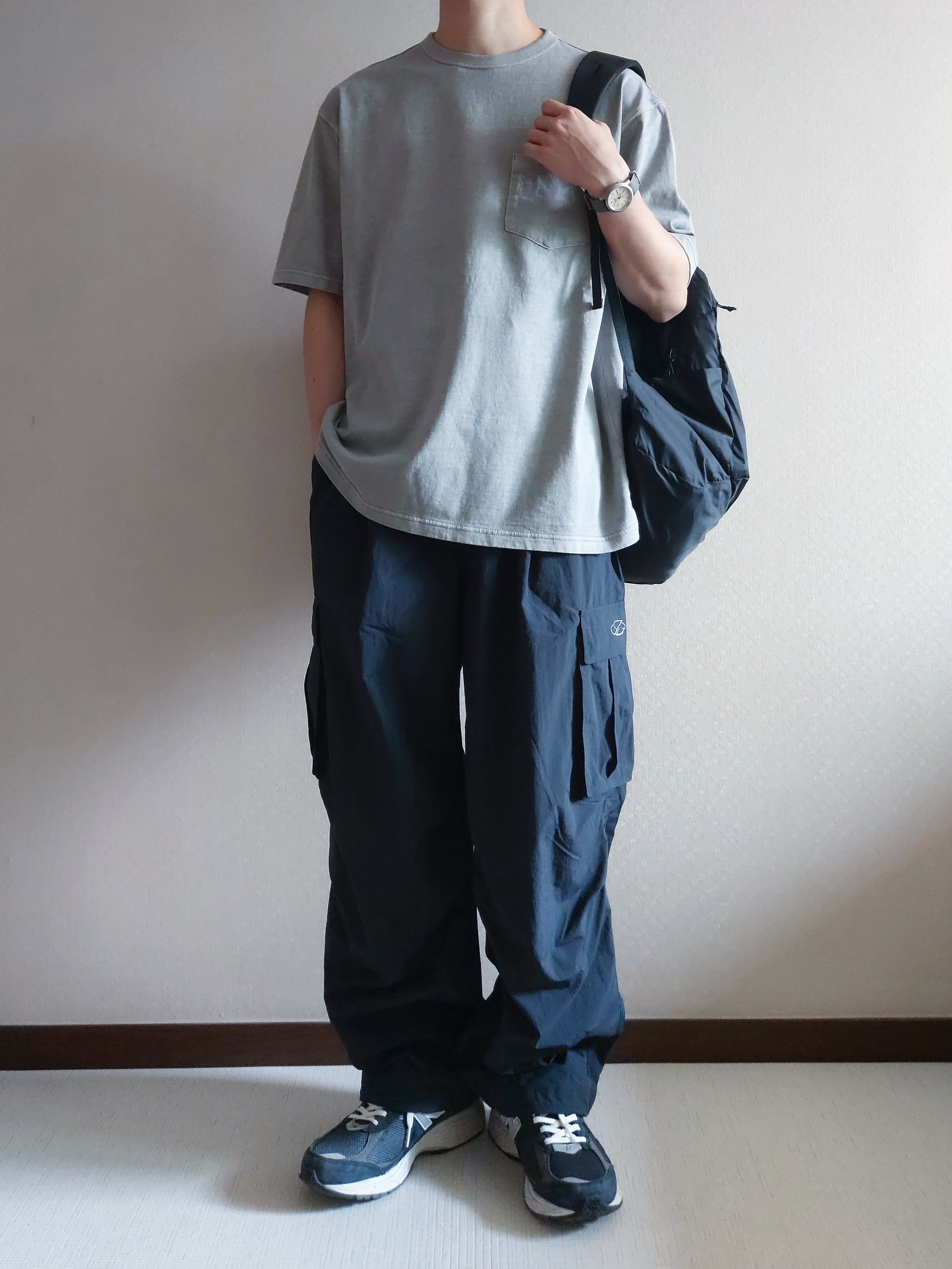 New Balance 2002R Premium Vintage Navy Grey, The North Face Glam Daypack Black 착용 스타일