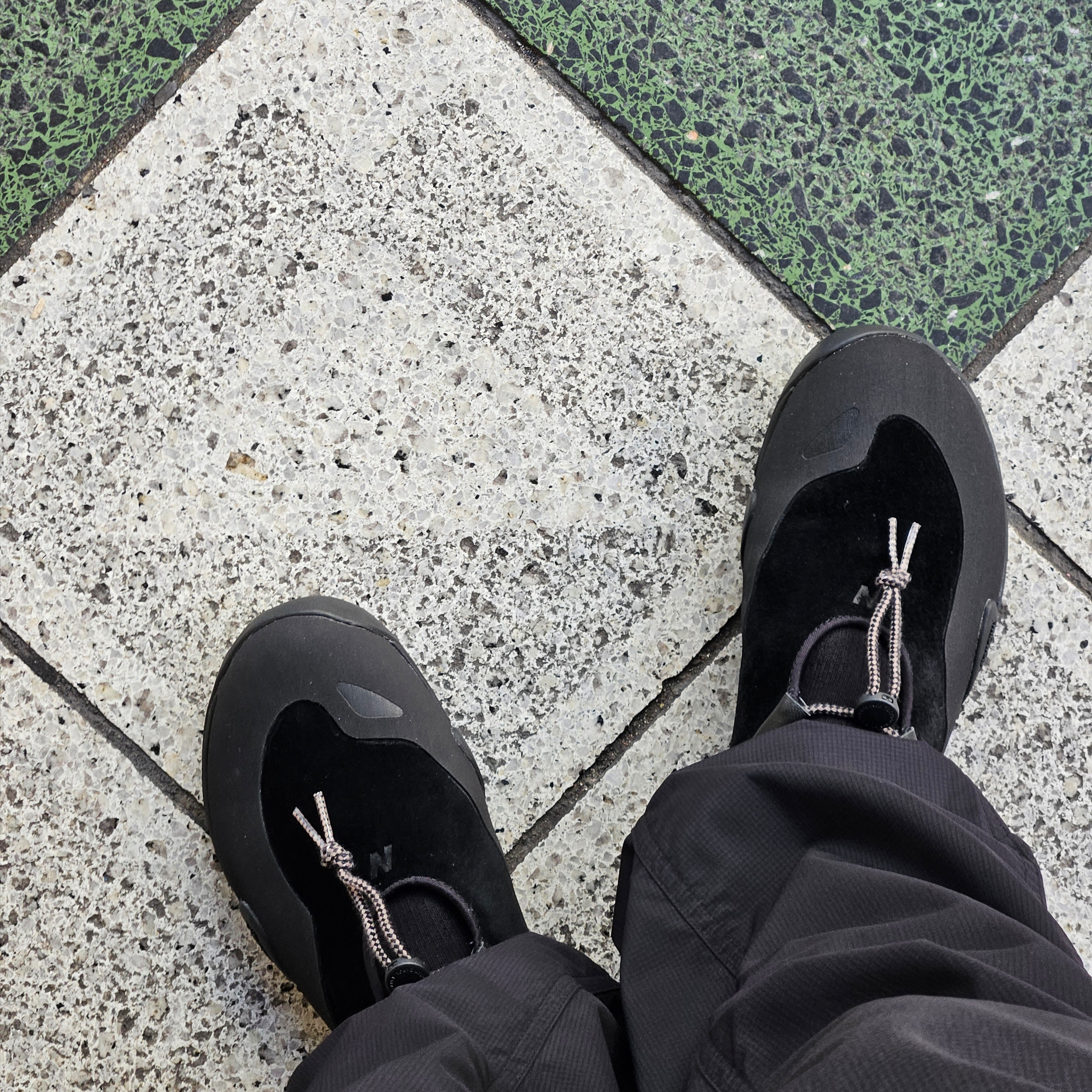 New Balance x Tokyo Design Studio MT10T Black Dockside, Vibram Fivefingers V-Trek Black 착용 스타일 - 3