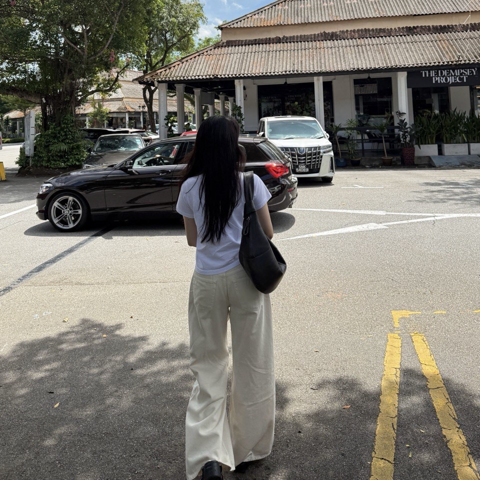 Lemaire Fortune Croissant Bag Soft Nappa Leather Dark Chocolate 착용 스타일