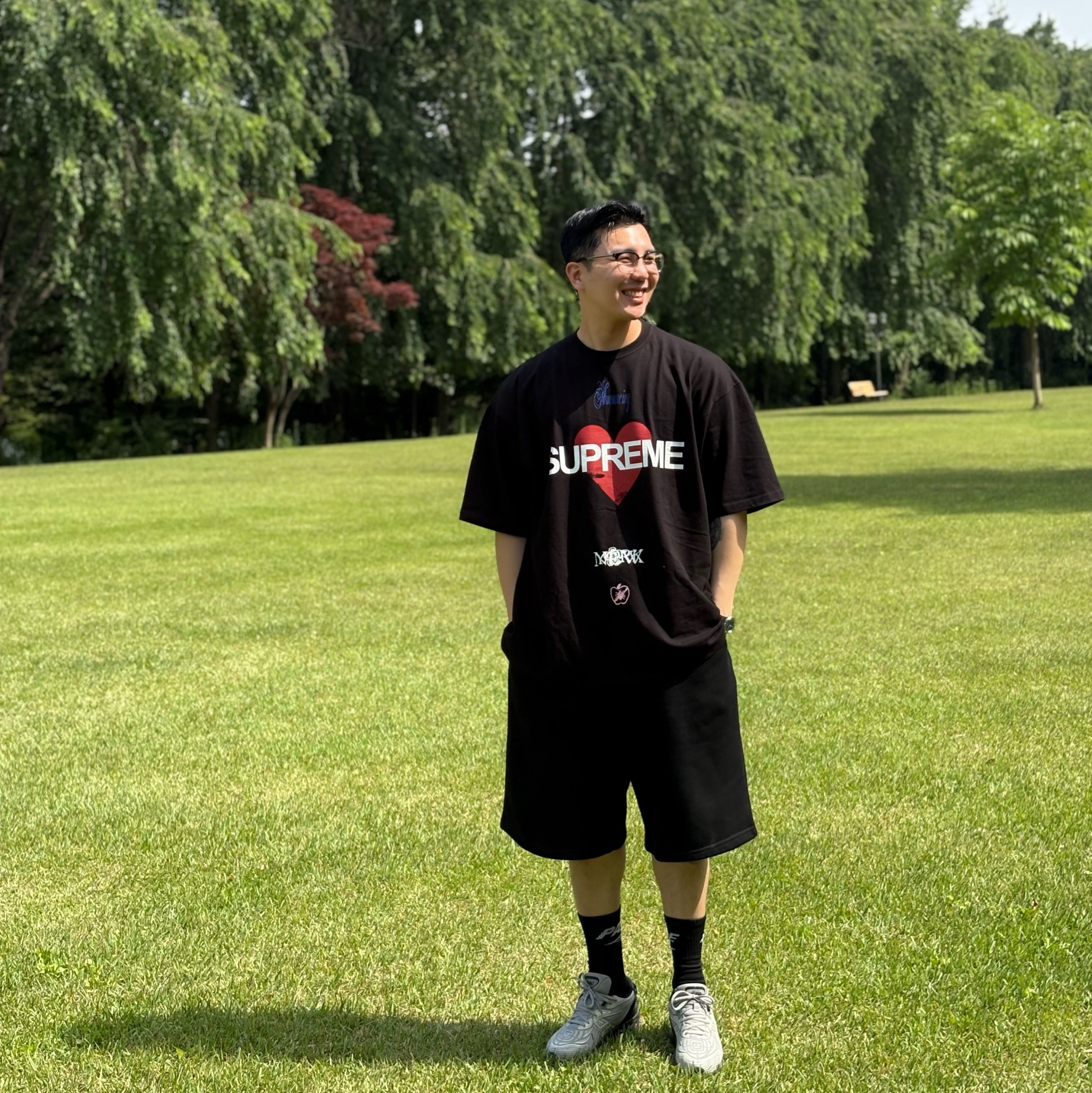Supreme Announcing T-Shirt Black - 25SS, Asics x C.P. Company Gel-Quantum 360 VIII Cement Grey 착용 스타일 - 1