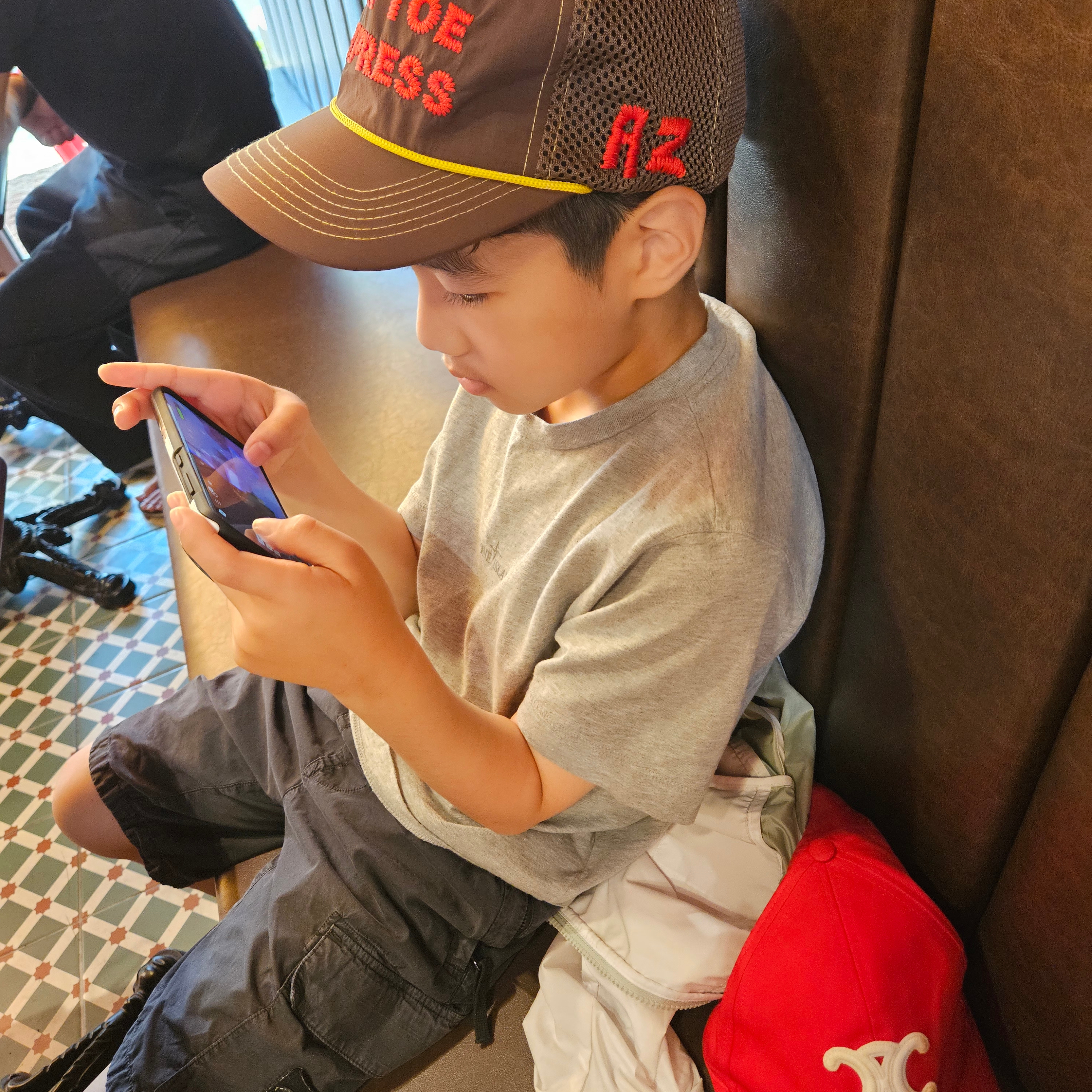 (W) Celine Triomphe Baseball Cap in Cotton Bright Red, Alex Zono Ten Toe Express Trucker Hat Brown 착용 스타일 - 1