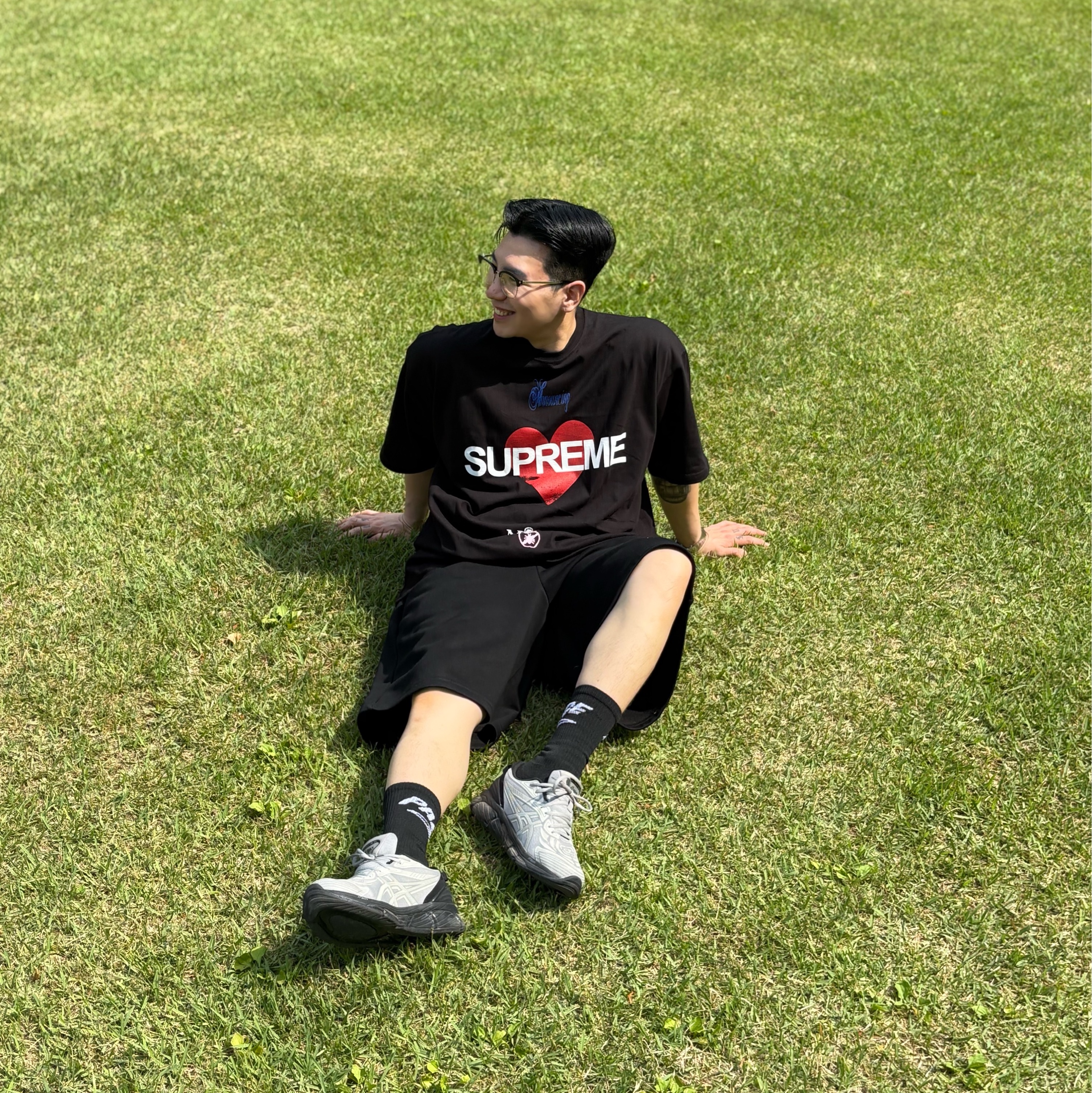 Supreme Announcing T-Shirt Black - 25SS, Asics x C.P. Company Gel-Quantum 360 VIII Cement Grey 착용 스타일 - 3