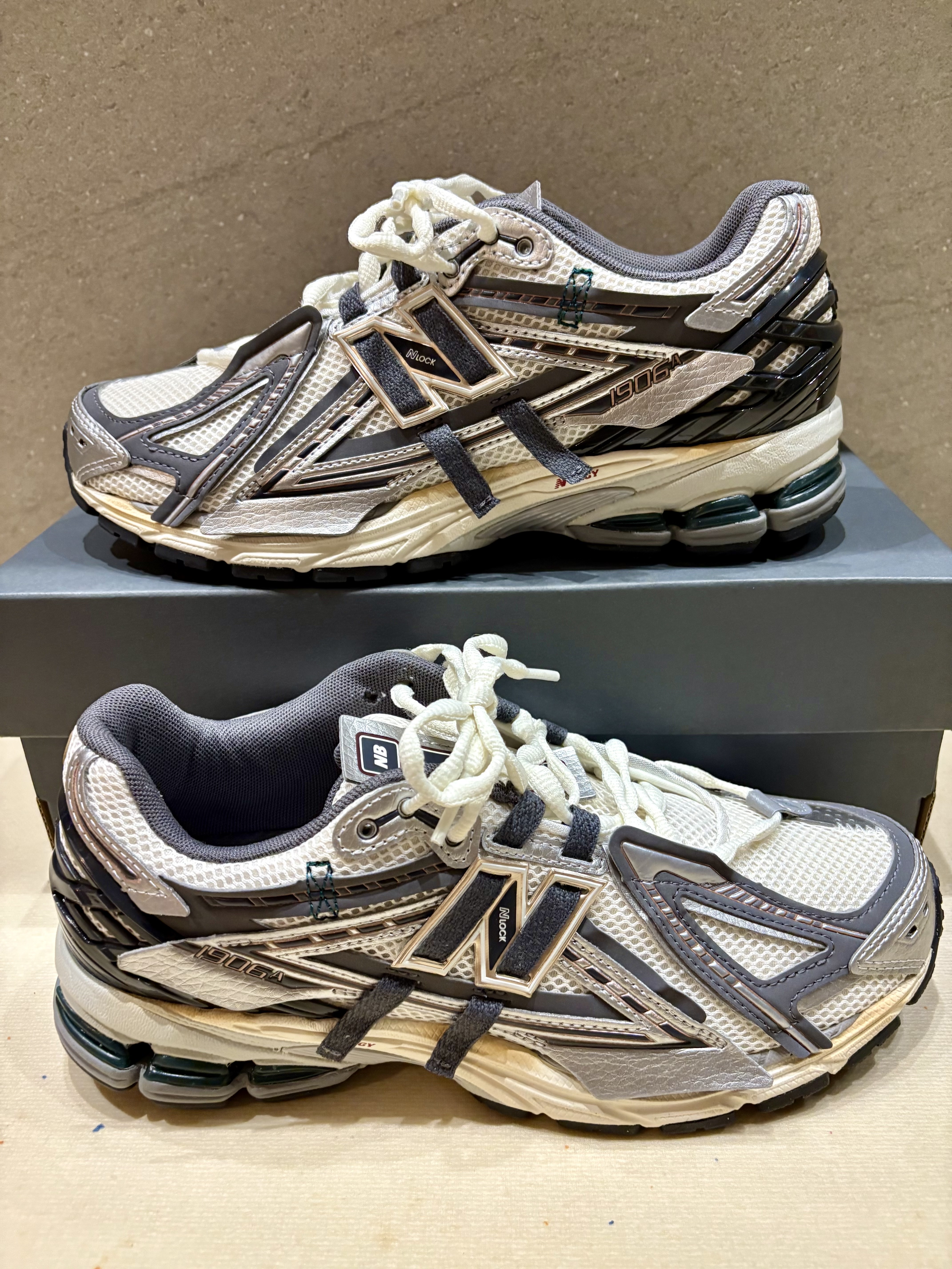 New Balance 1906A Silver Metallic Castlerock 착용 스타일 - 1