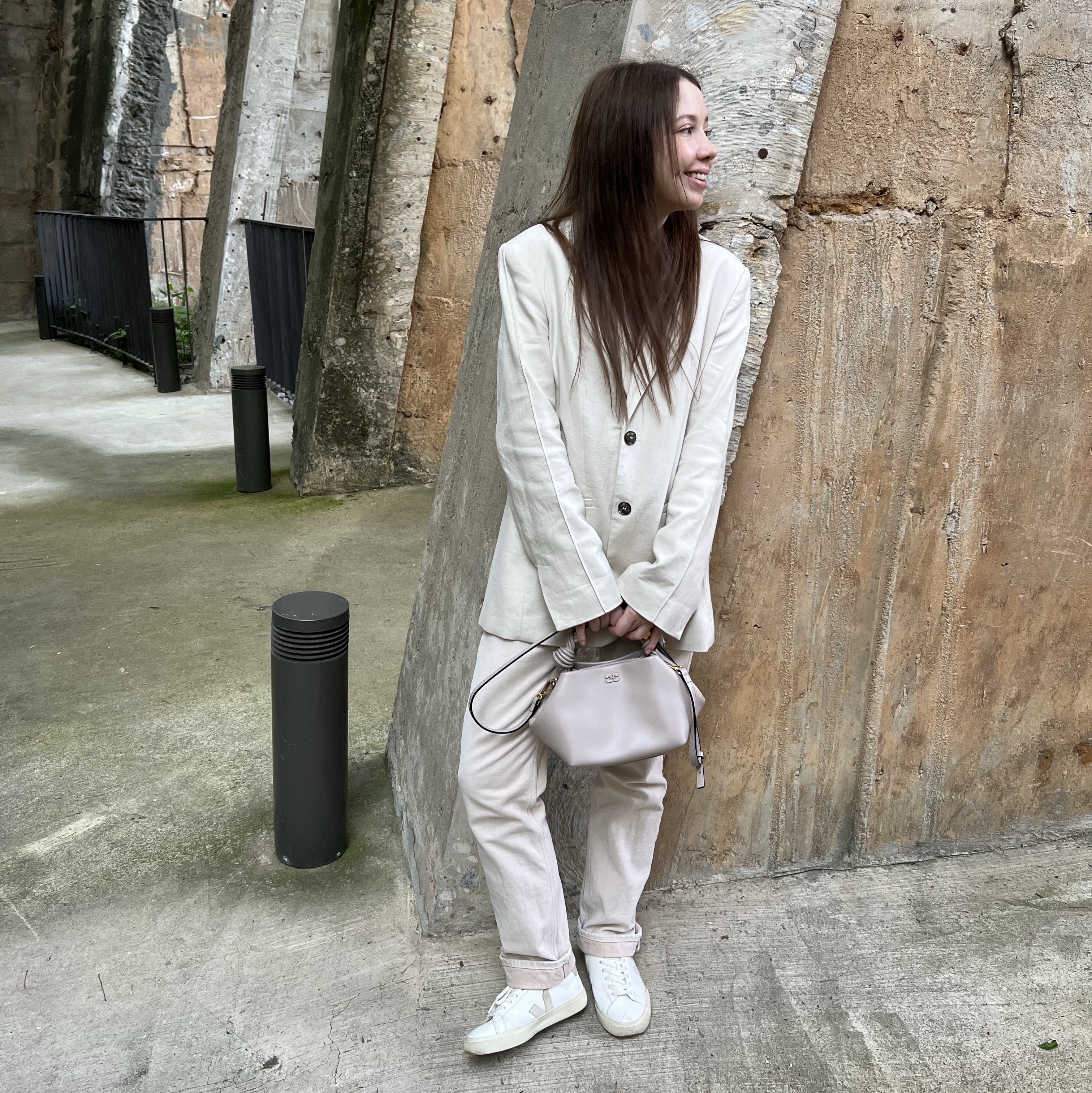 Ganni Small Bou Bag Oyster Grey, Veja Campo Chromefree Leather White Natural 착용 스타일 - 2