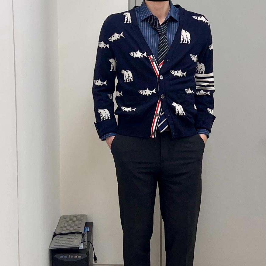 Thom Browne Merino Wool Bear and Salmon Half Drop Intarsia 4-Bar Stripe Relaxed Fit V-Neck Cardigan Navy, Thom Browne Plain Weave 4-Bar Tie Medium Grey 착용 스타일 - 2