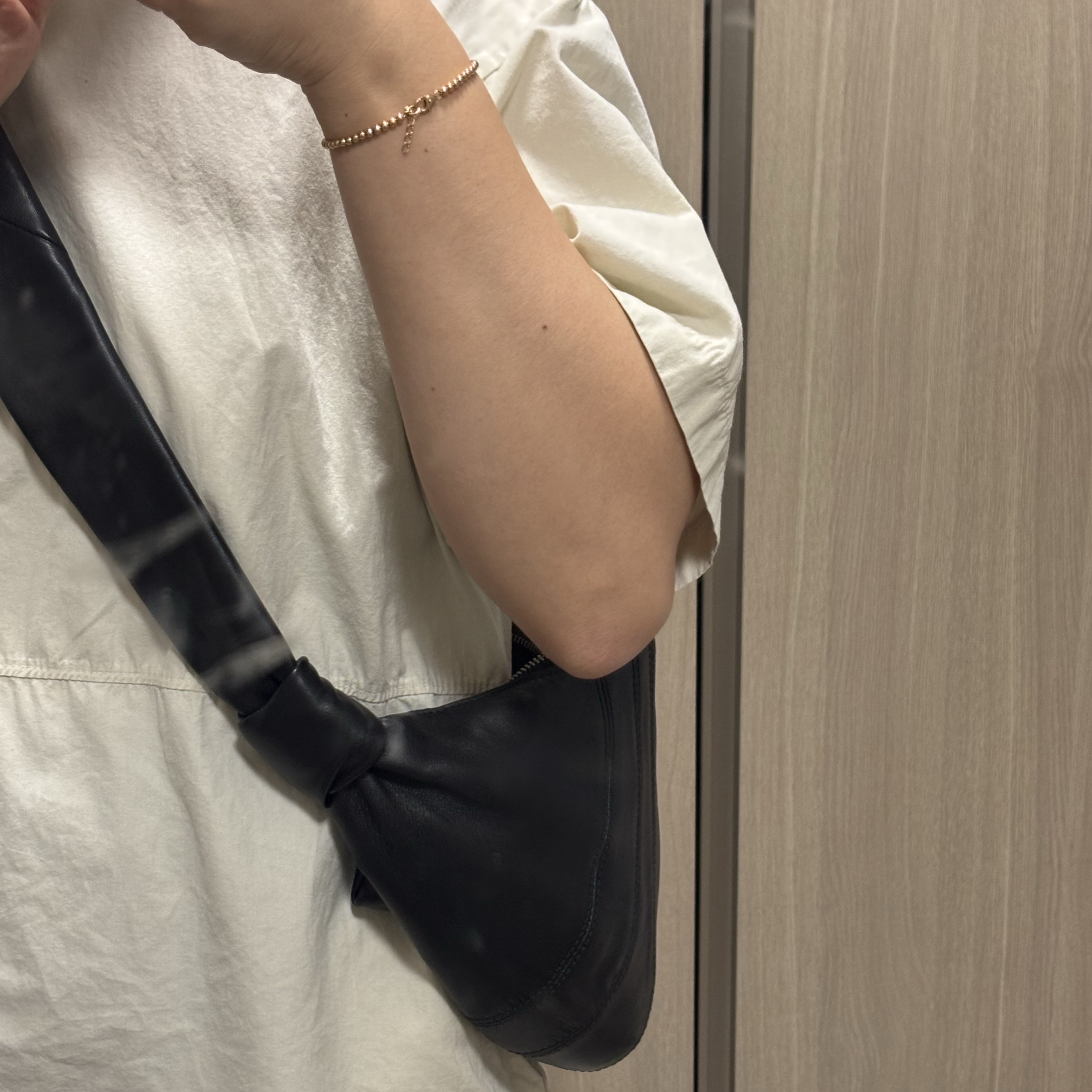 Lemaire Small Croissant Bag Soft Nappa Leather Black 착용 스타일