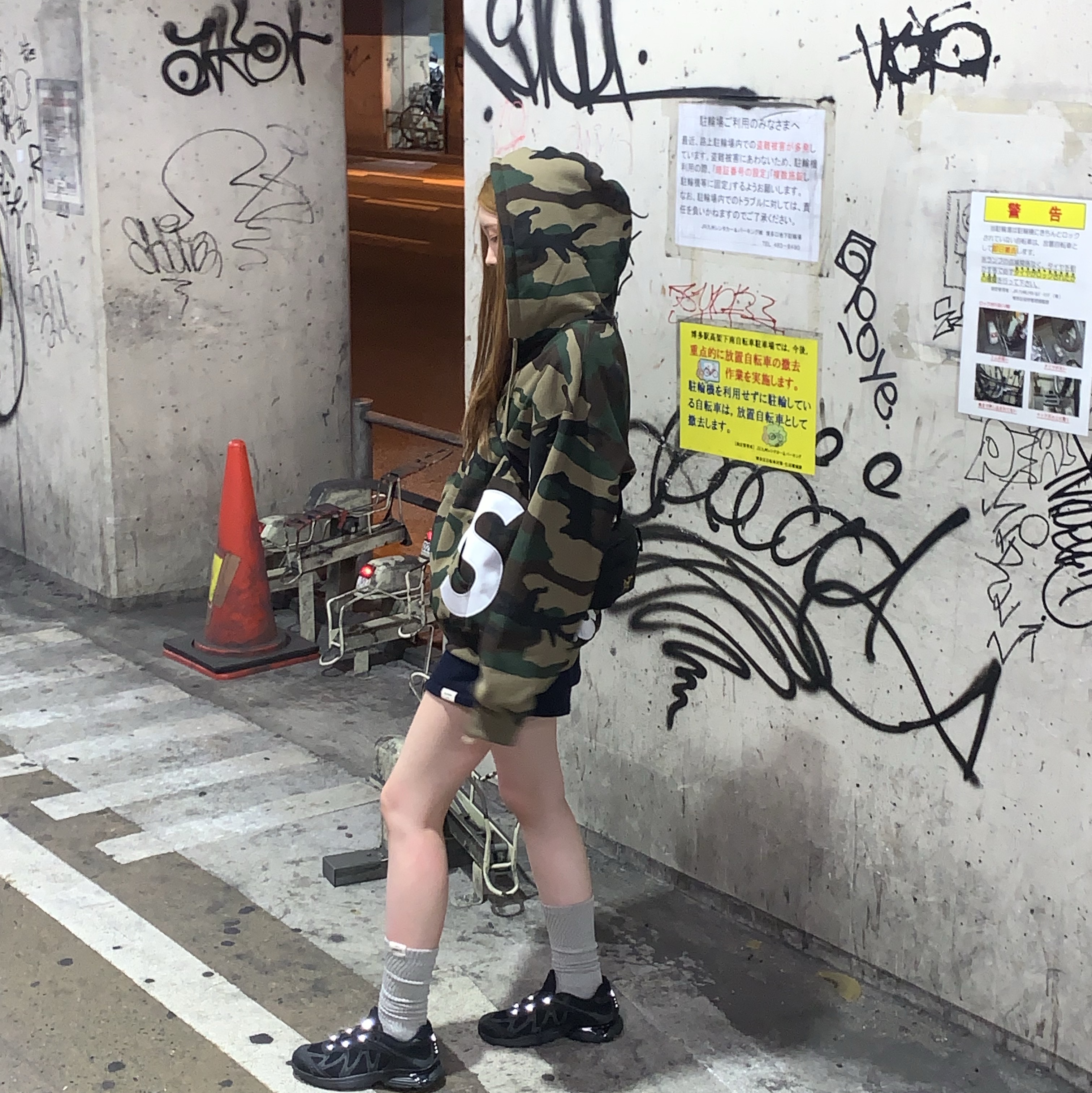 Supreme Big Logo Zip Up Hooded Sweatshirt Woodland Camo - 25SS, Salomon XT-Whisper Black Asphalt 착용 스타일 - 2