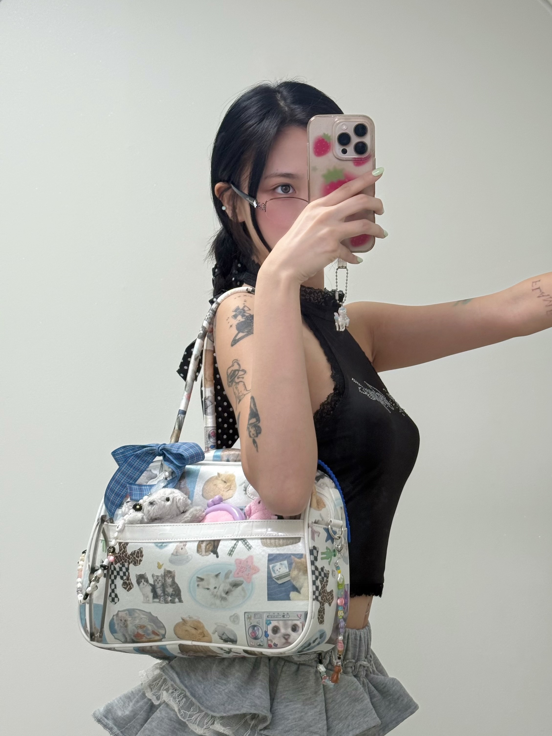 UnsteadyMarket Collage Tote Bag 착용 스타일 - 2
