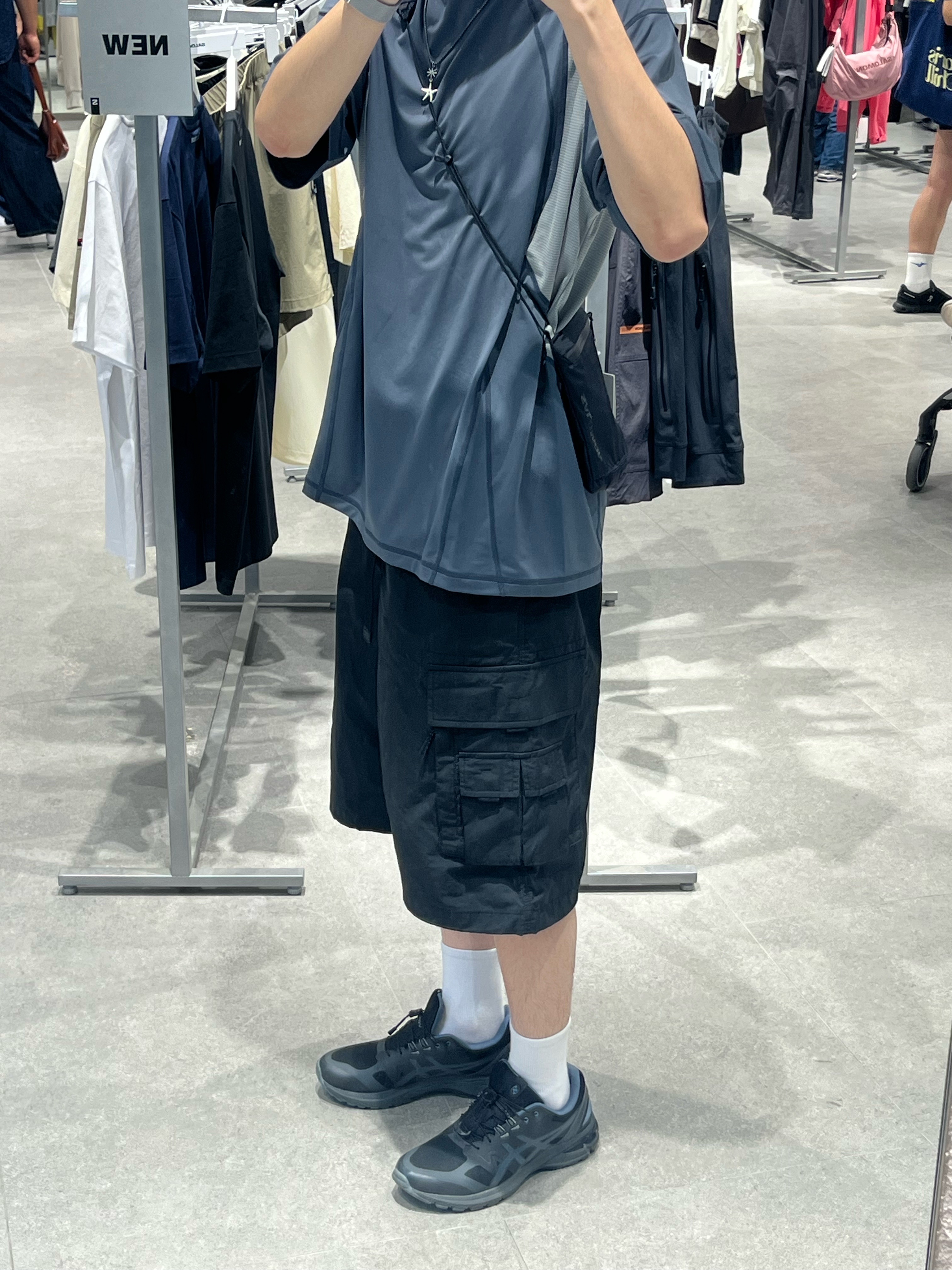 Musinsa Standard City Leisure CN Belted Multi Pocket Cargo Bermuda Pants Black, Asics x Sansan Gear Gel-Terrain Phantom Moon Mist 착용 스타일 - 3