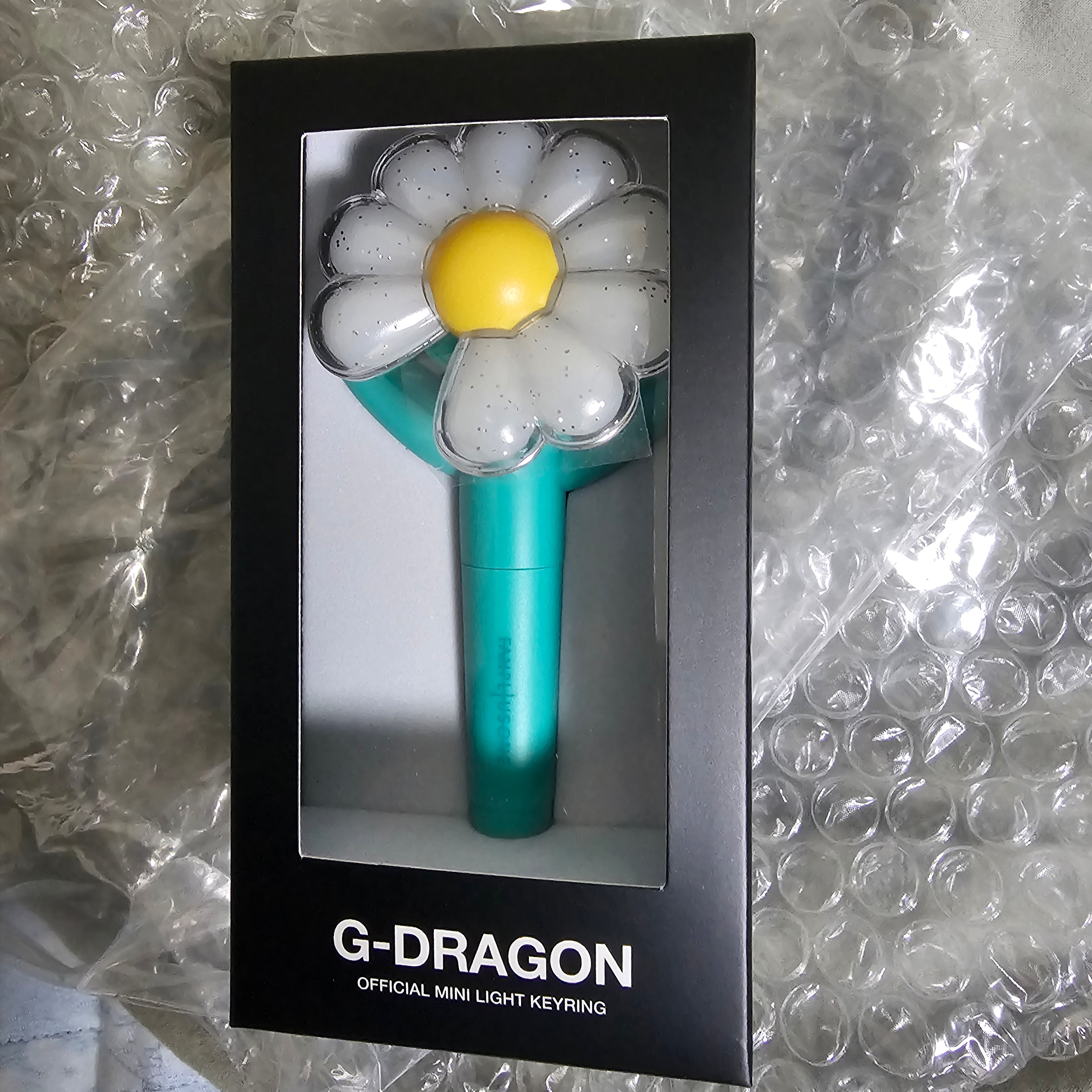 G-DRAGON Ubermensch Official Mini Light Keyring Mint 착용 스타일