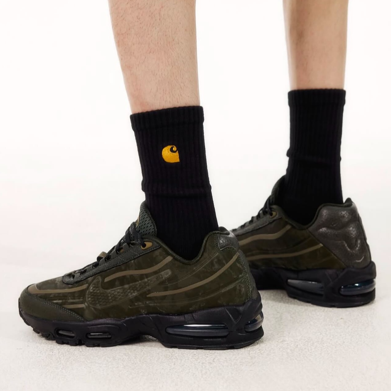 Nike x Worksout Air Max 95 Medium Olive and Sequoia 착용 스타일 - 3