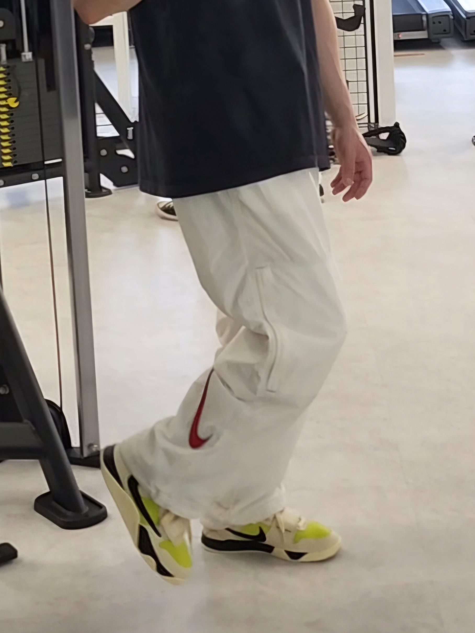 Supreme x Nike Ripstop Track Pants White - 24SS, (PS) Jordan x Travis Scott Jumpman Jack TR Bright Cactus 착용 스타일 - 3