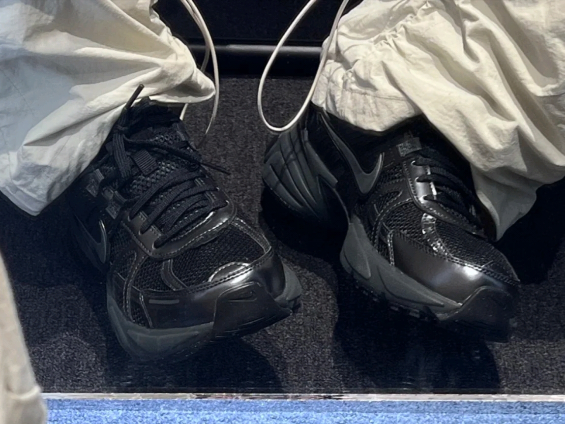 Nike V2K Run Black Anthracite 착용 스타일