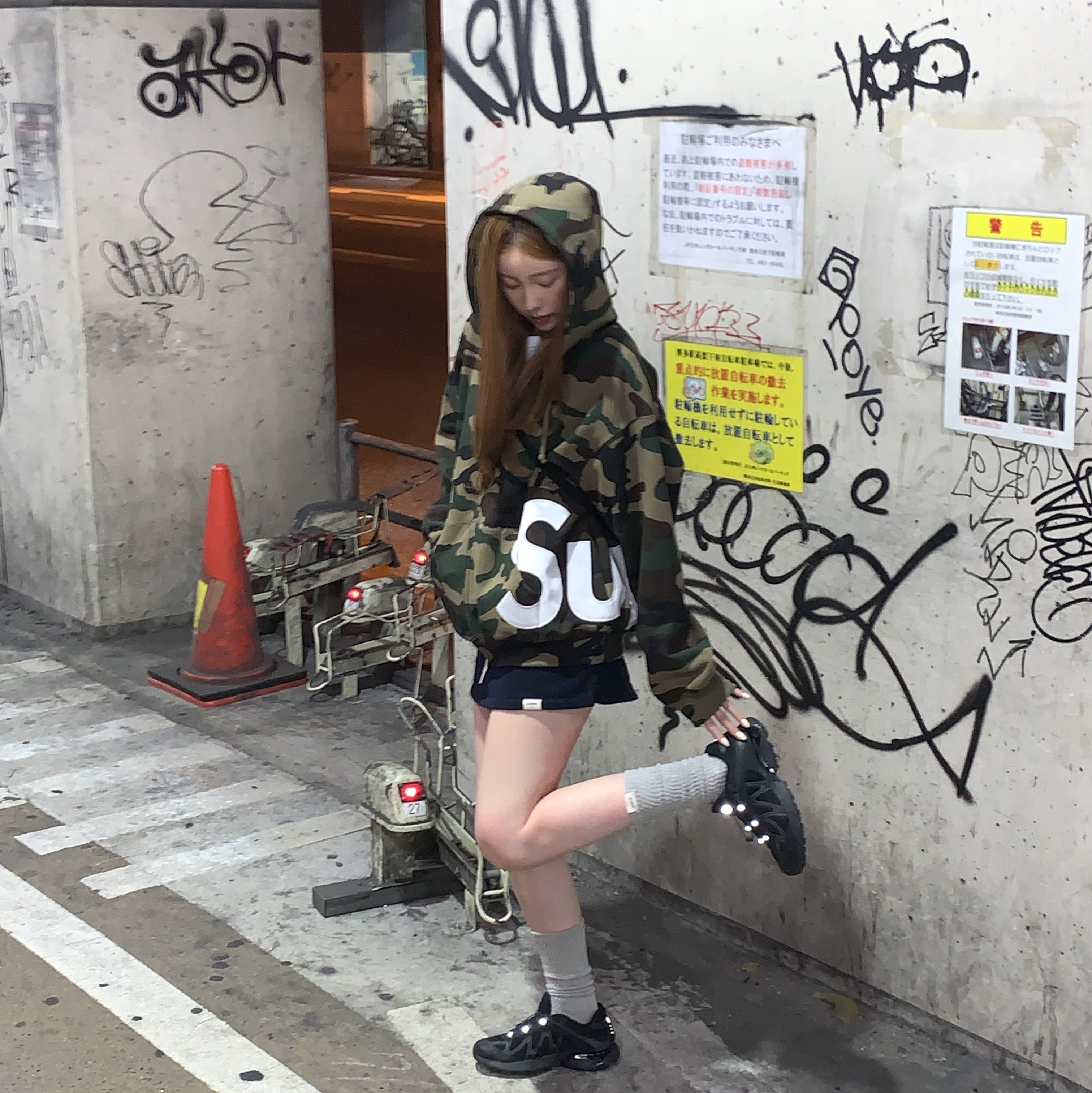 Supreme Big Logo Zip Up Hooded Sweatshirt Woodland Camo - 25SS, Salomon XT-Whisper Black Asphalt 착용 스타일 - 1