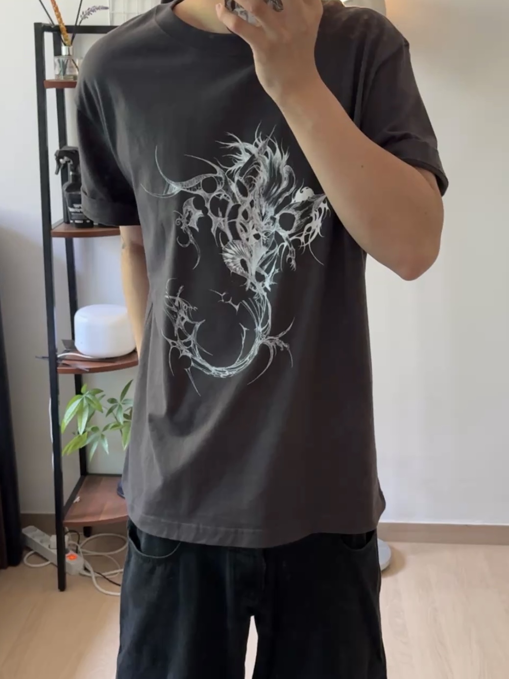 Sansan Gear x LOL Kaisa T-Shirt Charcoal 착용 스타일