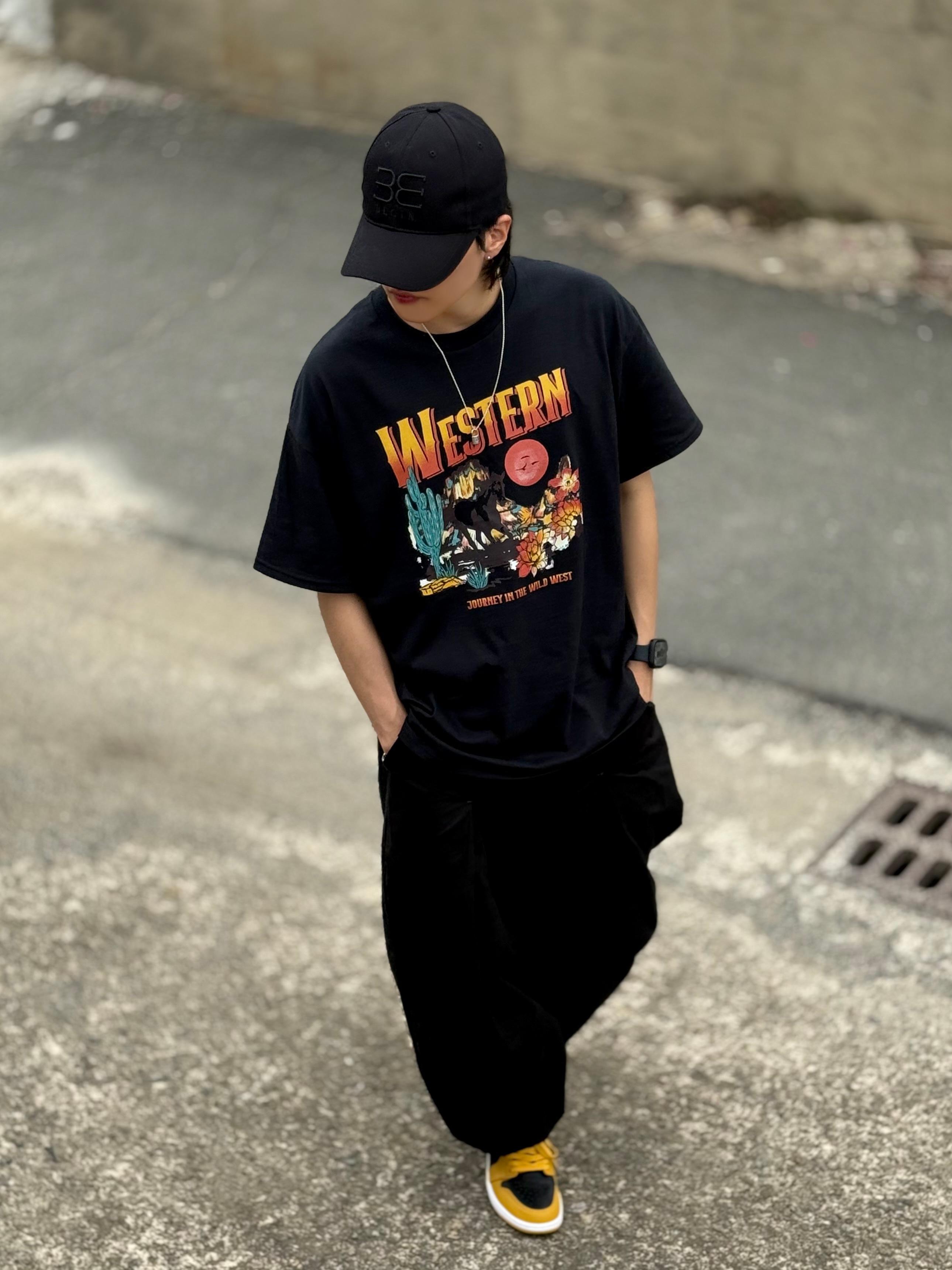 Gildan X American Collection Western T-Shirt Black, Jordan 1 Retro High OG Pollen 착용 스타일 - 4