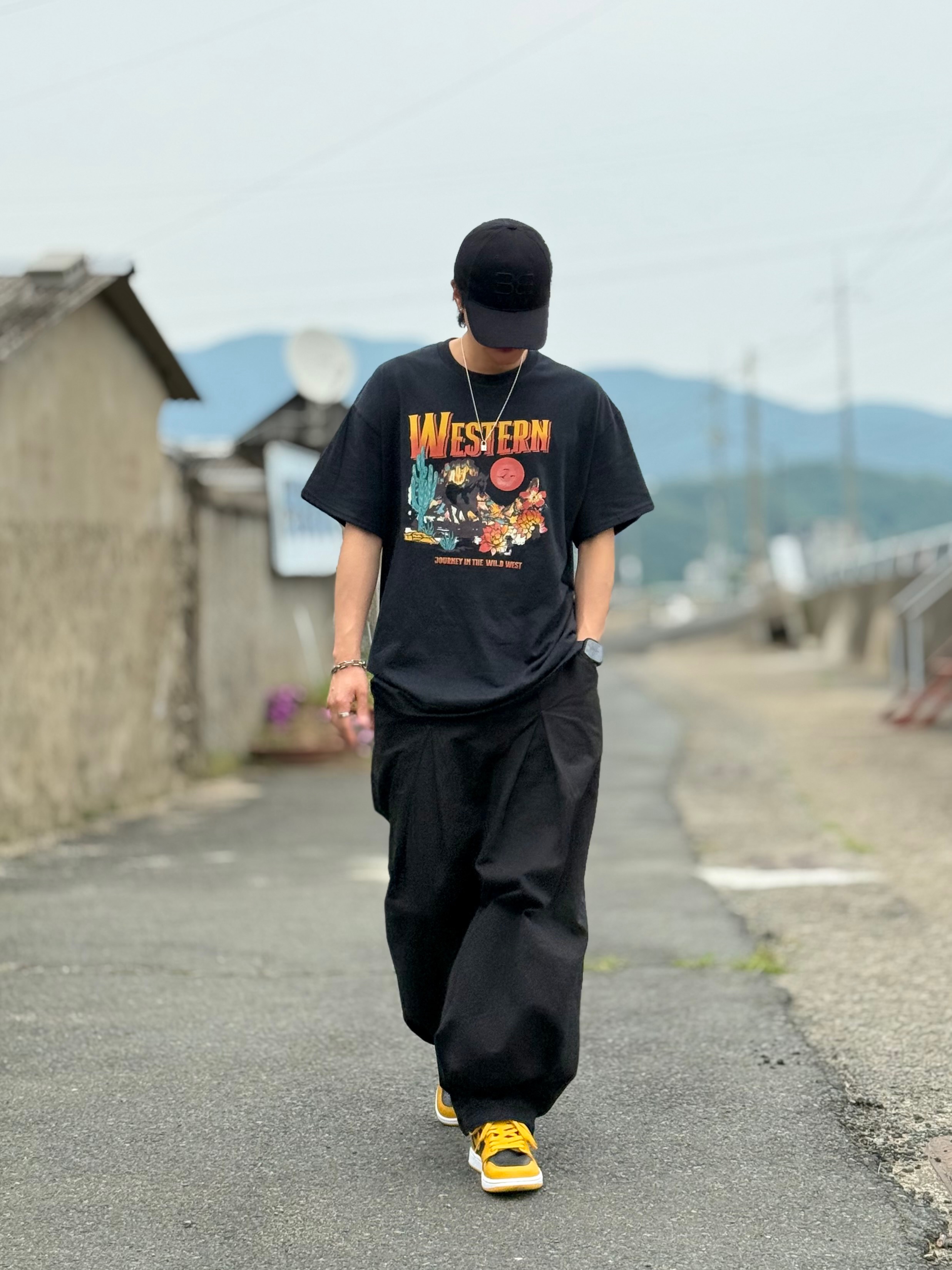 Gildan X American Collection Western T-Shirt Black, Jordan 1 Retro High OG Pollen 착용 스타일 - 3