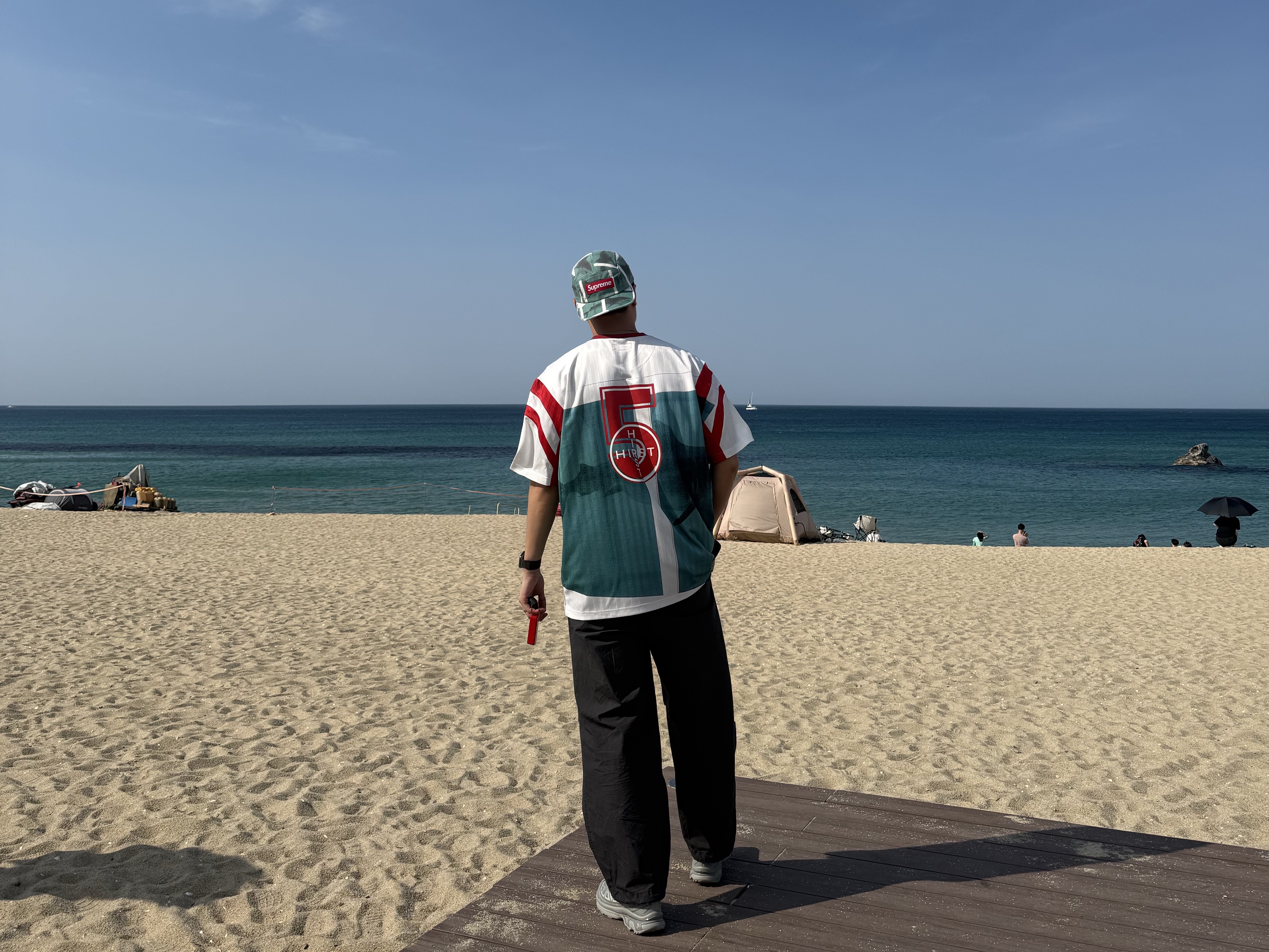 Supreme x Damien Hirst Camp Cap White - 25SS, Supreme x Damien Hirst Soccer Jersey White - 25SS 착용 스타일 - 1