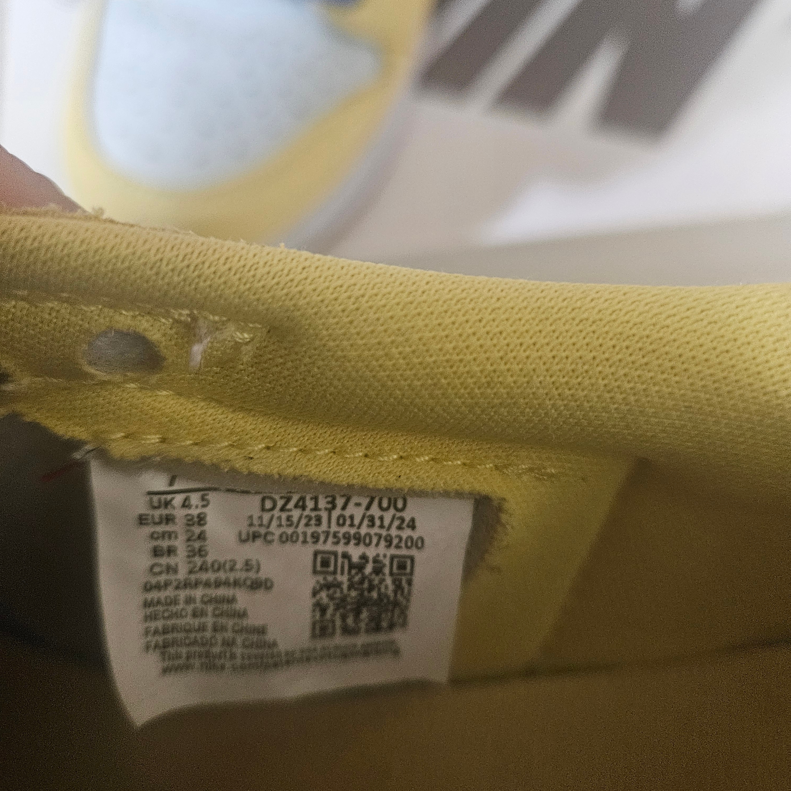 (W) Jordan 1 x Travis Scott Retro Low OG SP Canary 착용 스타일 - 4