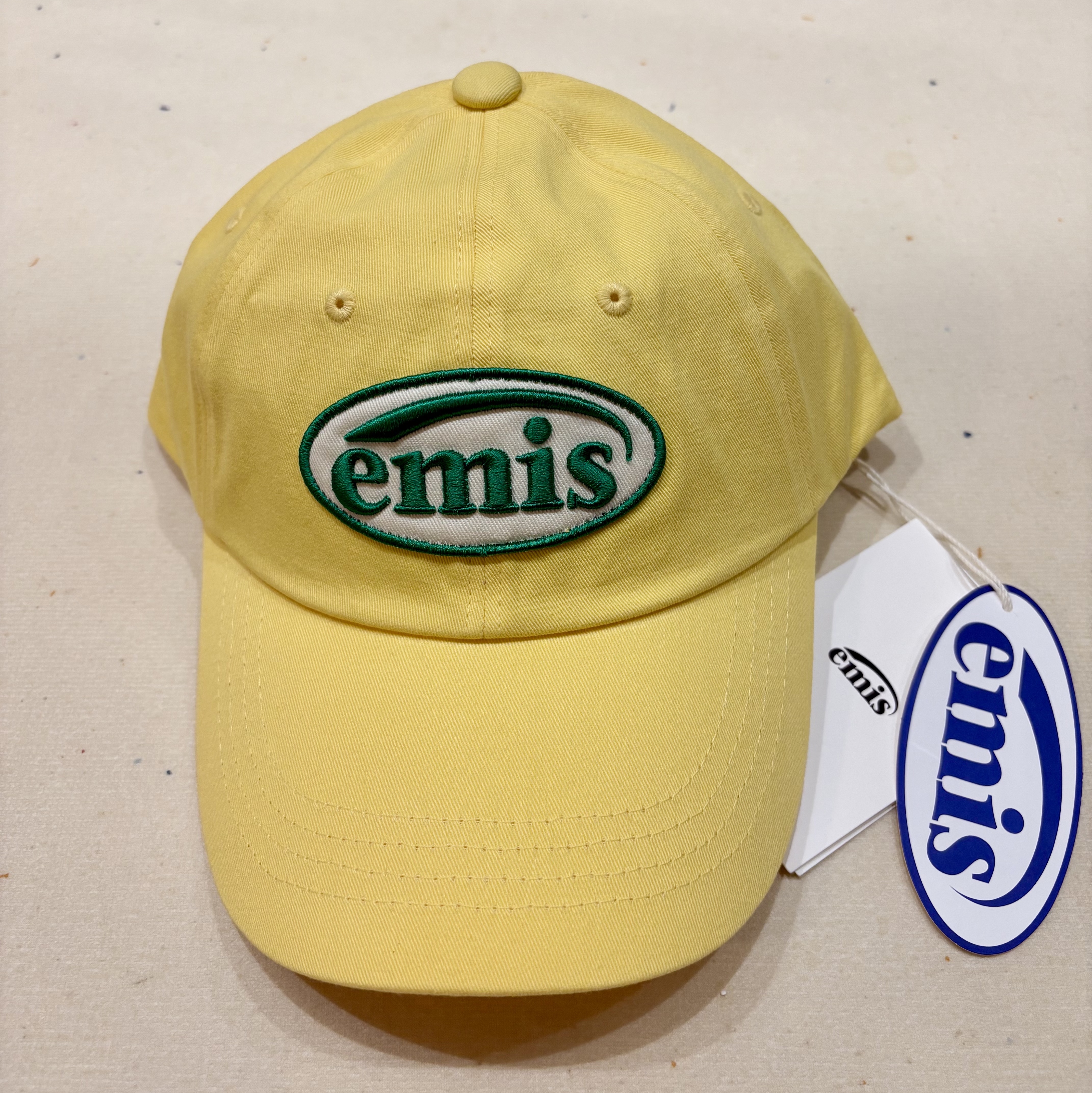 Emis Foot Print Wappen Ball Cap Yellow 착용 스타일