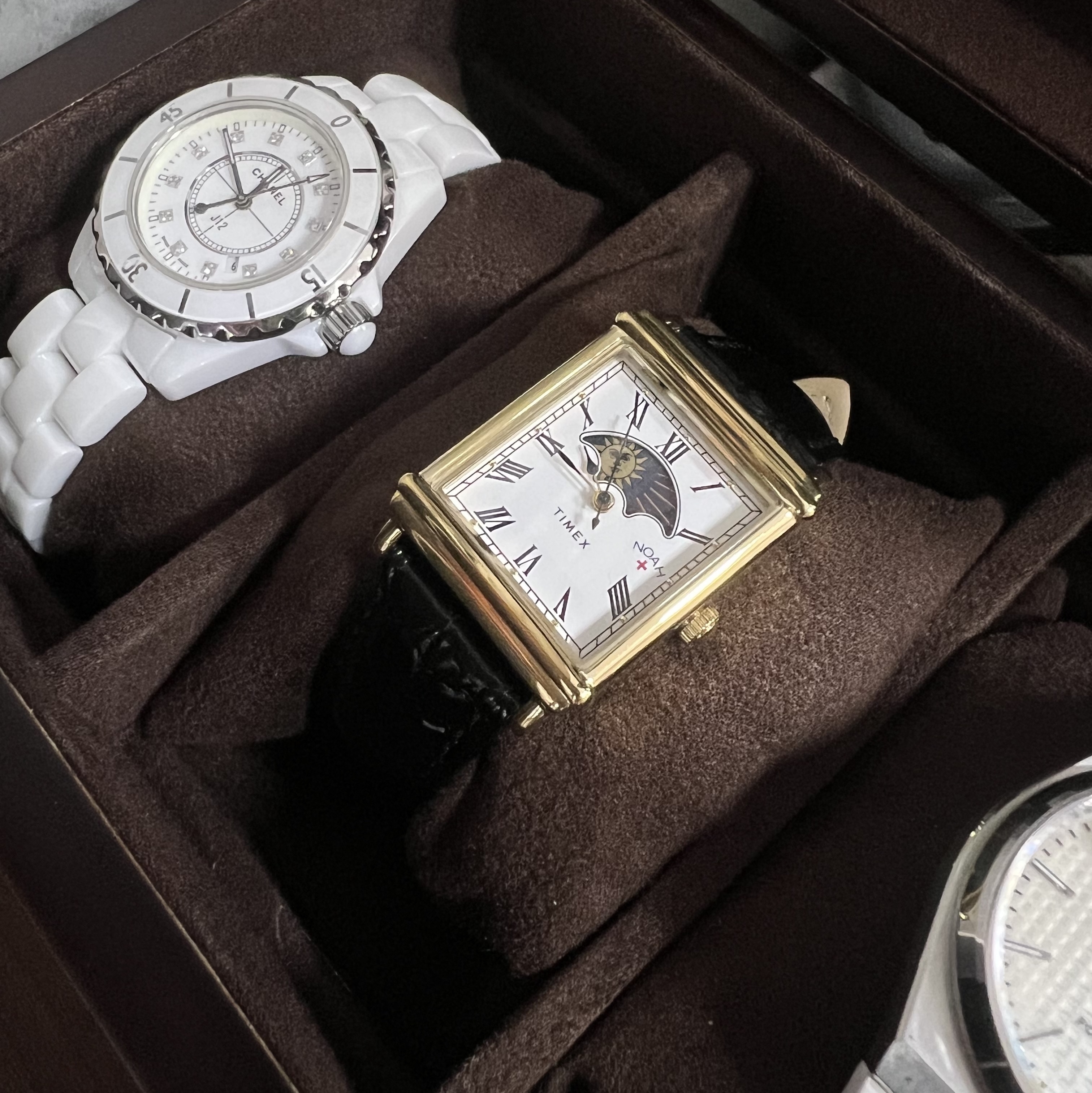 Timex x Noah Sun and Moon Watch Black Gold 착용 스타일 - 1
