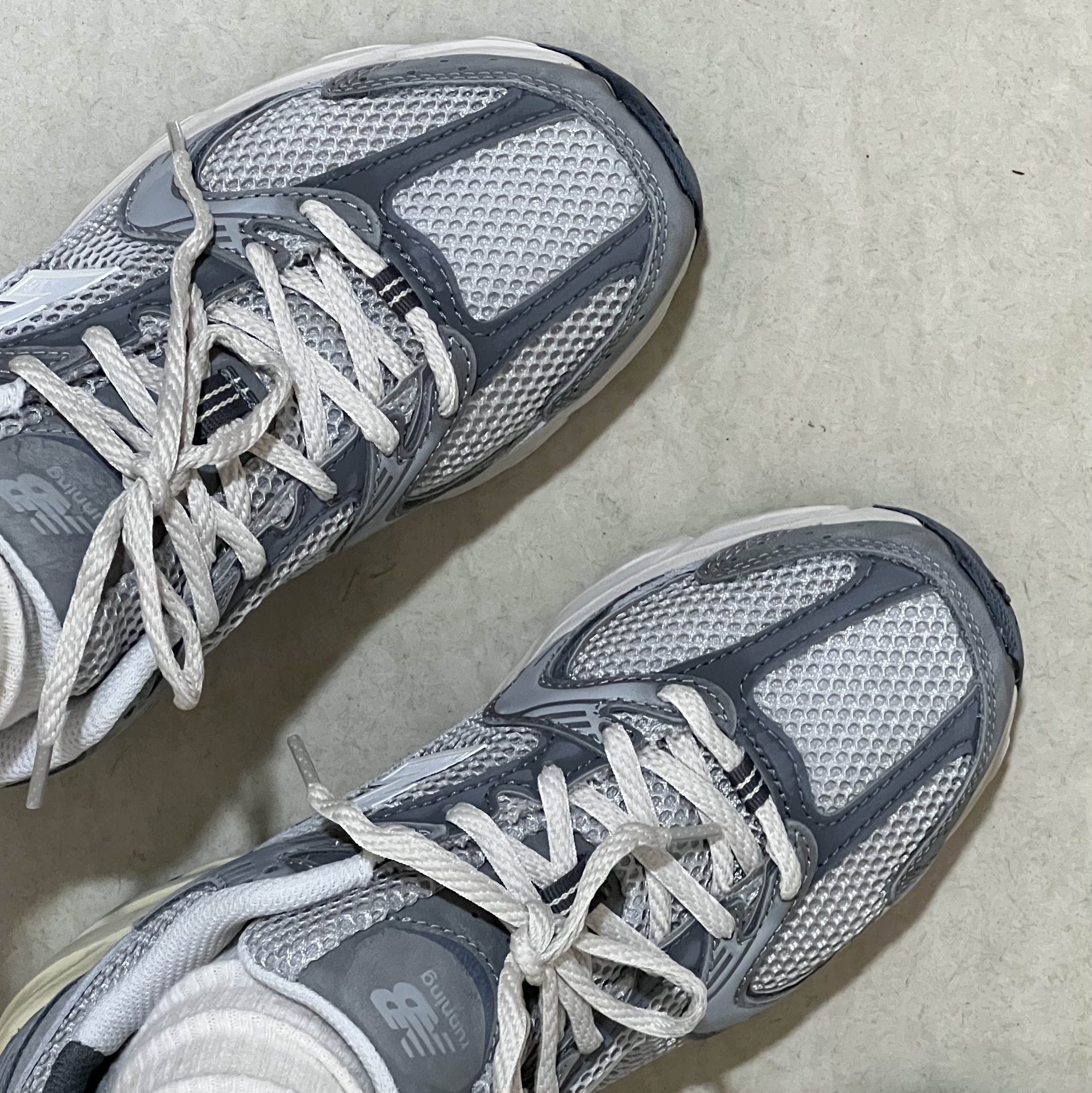 New Balance 530 Premium Vintage Grey Matter 착용 스타일 - 1